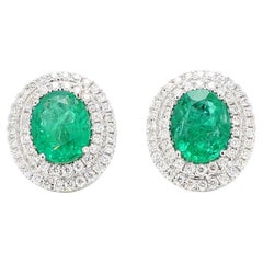 Boucles d
oreilles en or avec émeraude ovale naturelle et diamant de 4,05 carats TW