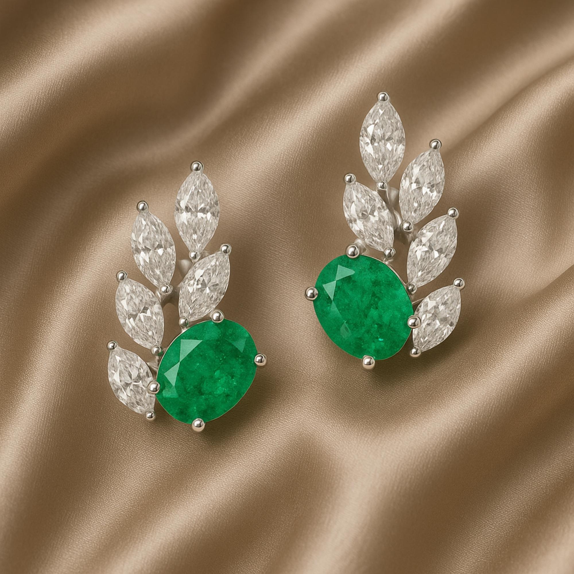 Natürlicher ovaler Smaragd und Marquise Diamant-Cluster-Ohrstecker 18k Weißgold (Ovalschliff) im Angebot