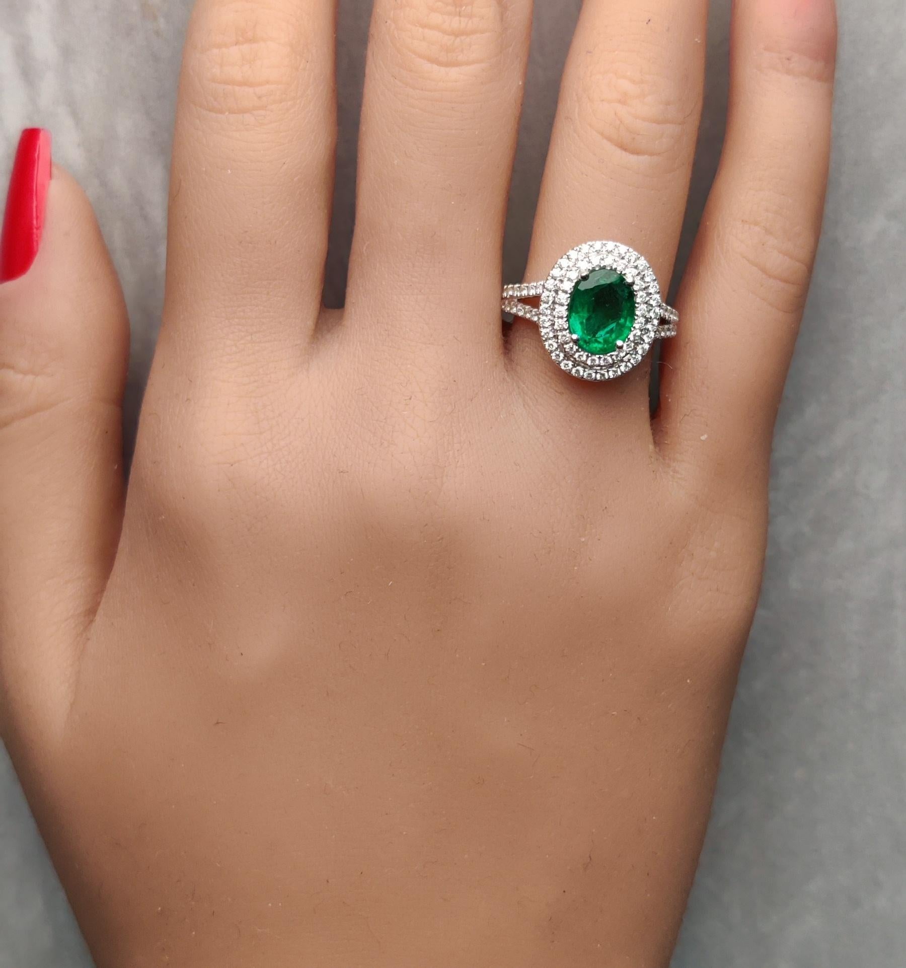 Natural Oval Emerald and White Diamond 2.18 Carat TW Gold Cocktail Ring In New Condition For Sale In New York, NY