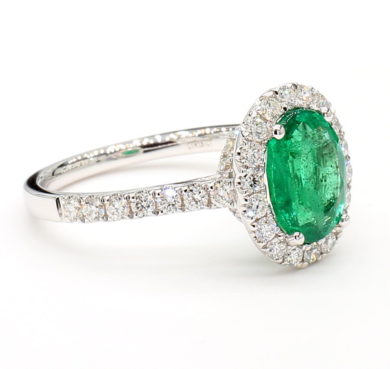 Der schöne Smaragdring von RareGemWorld. Montiert in einer schönen Fassung aus 18 Karat Weißgold mit einem natürlichen Smaragd im Ovalschliff. Der Smaragd ist von natürlichen, runden weißen Diamanten umgeben. Dieser Ring wird Sie garantiert