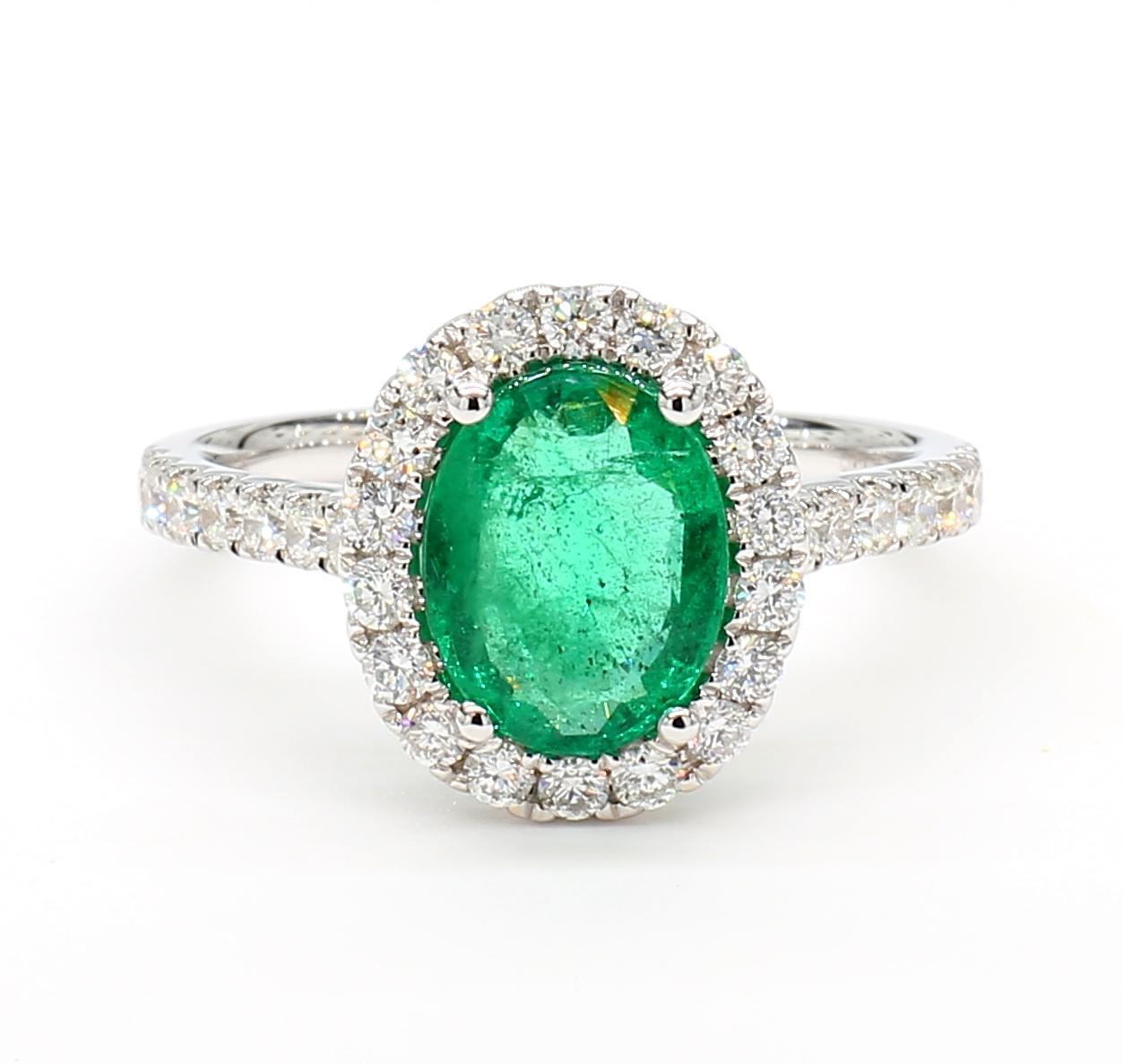 Natürlicher ovaler Smaragd und weißer Diamant Weißgold 2.46 Karat TW Cocktail-Ring aus Weißgold (Zeitgenössisch) im Angebot