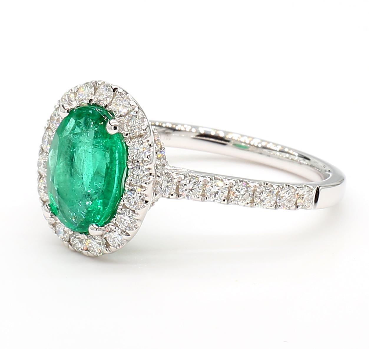 Natürlicher ovaler Smaragd und weißer Diamant Weißgold 2.46 Karat TW Cocktail-Ring aus Weißgold (Ovalschliff) im Angebot