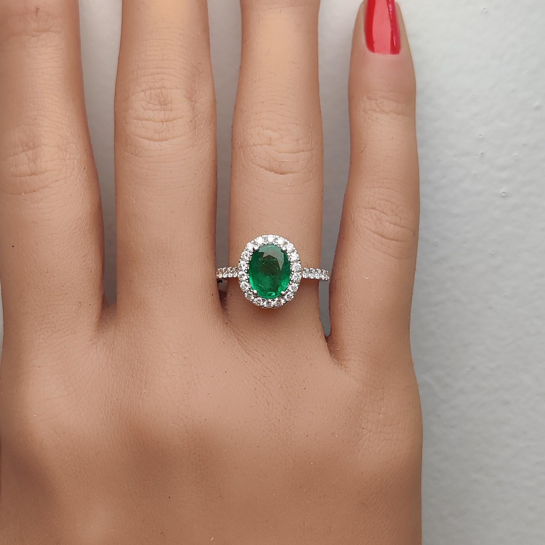 Natürlicher ovaler Smaragd und weißer Diamant Weißgold 2.46 Karat TW Cocktail-Ring aus Weißgold im Zustand „Neu“ im Angebot in New York, NY