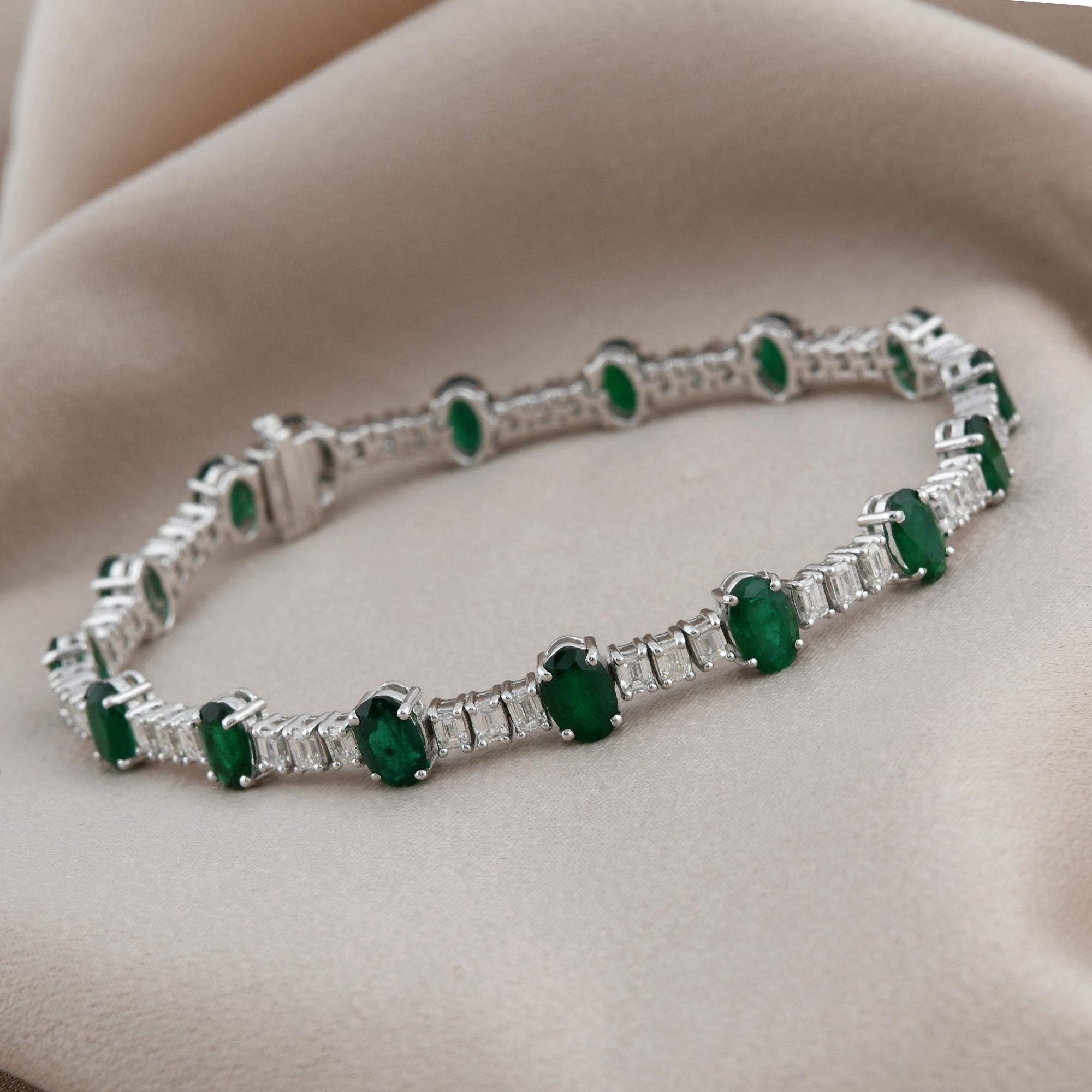 Ovales Smaragd-Edelstein-Armband mit Diamanten im Smaragdschliff aus 14 Karat Weißgold (Ovalschliff) im Angebot