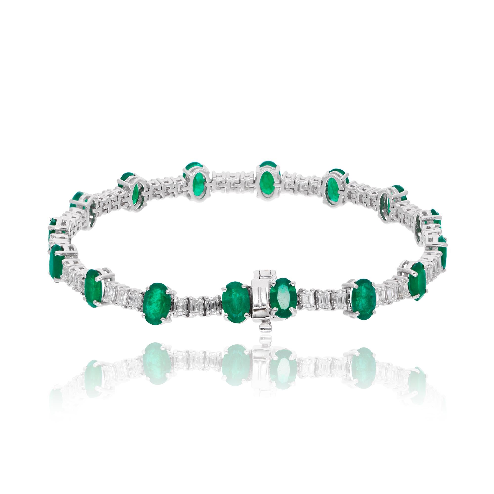 Ovales Smaragd-Edelstein-Armband mit Diamanten im Smaragdschliff aus 14 Karat Weißgold im Zustand „Neu“ im Angebot in Diera, Dubai