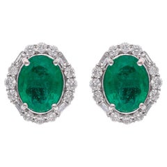 Orecchini a perno in oro bianco 14 carati con smeraldo ovale naturale e diamante a raggiera