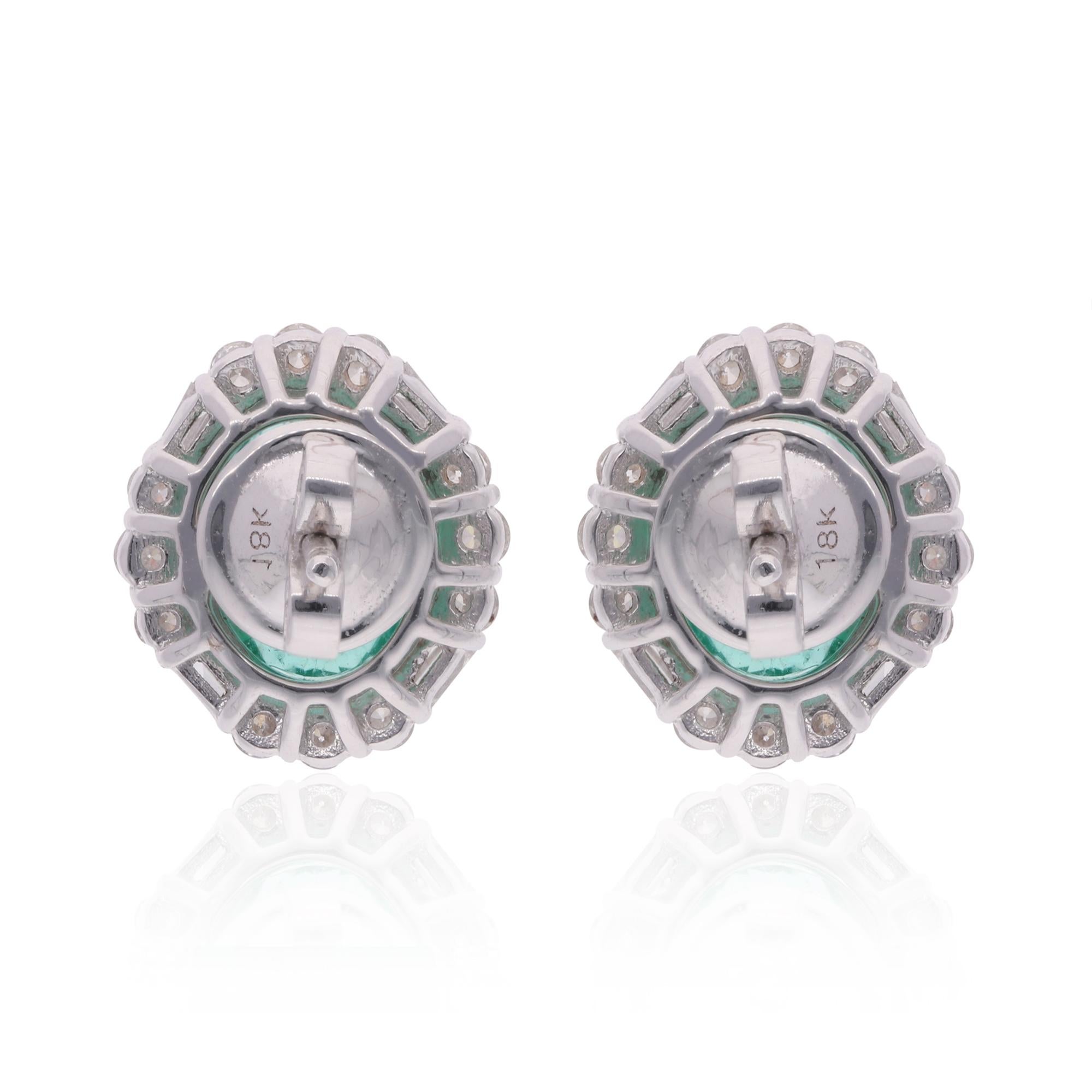 Orecchini a perno in oro bianco 18 carati con diamante e pietra smeraldo ovale naturale In condizioni Nuovo in vendita a Diera, Dubai