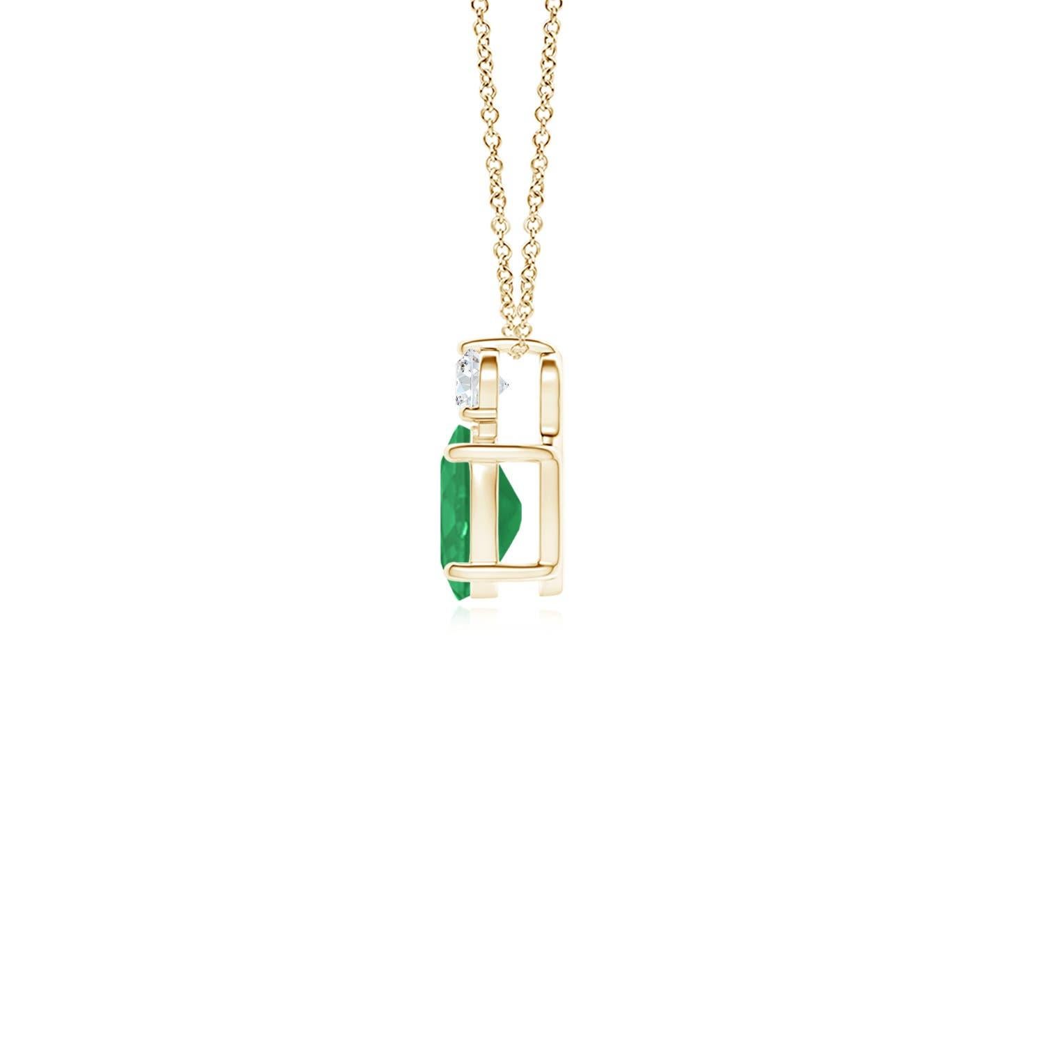Réalisé en or jaune 18k, ce pendentif solitaire classique en émeraude personnifie l'élégance. L'émeraude ovale d'un vert intense est surmontée d'un diamant étincelant pour plus d'allure. Les volutes complexes sur les côtés rehaussent la beauté de ce