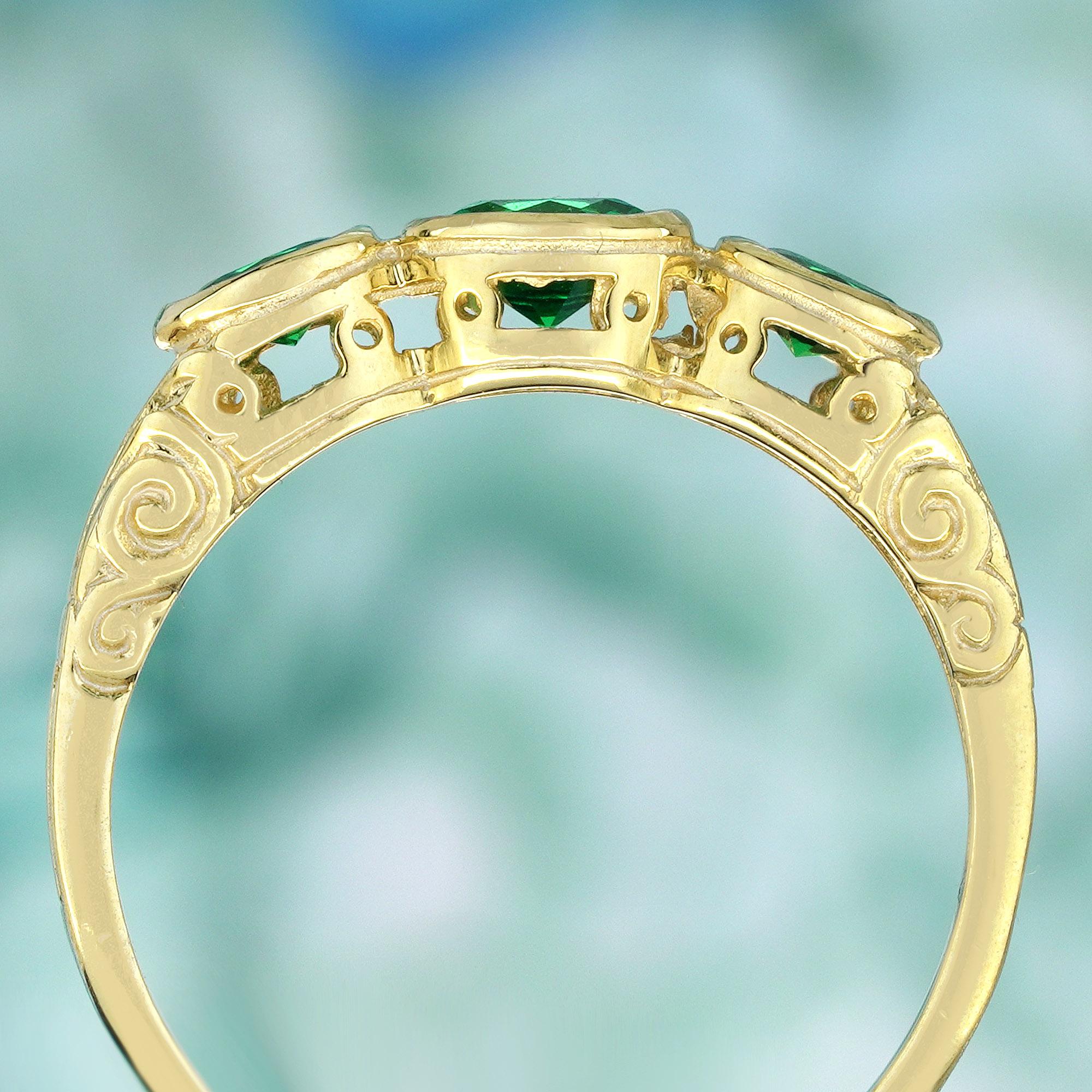Natural Oval Emerald Vintage Style Three Stone Ring in Solid 9K Yellow Gold In New Condition For Sale In Bangkok, TH