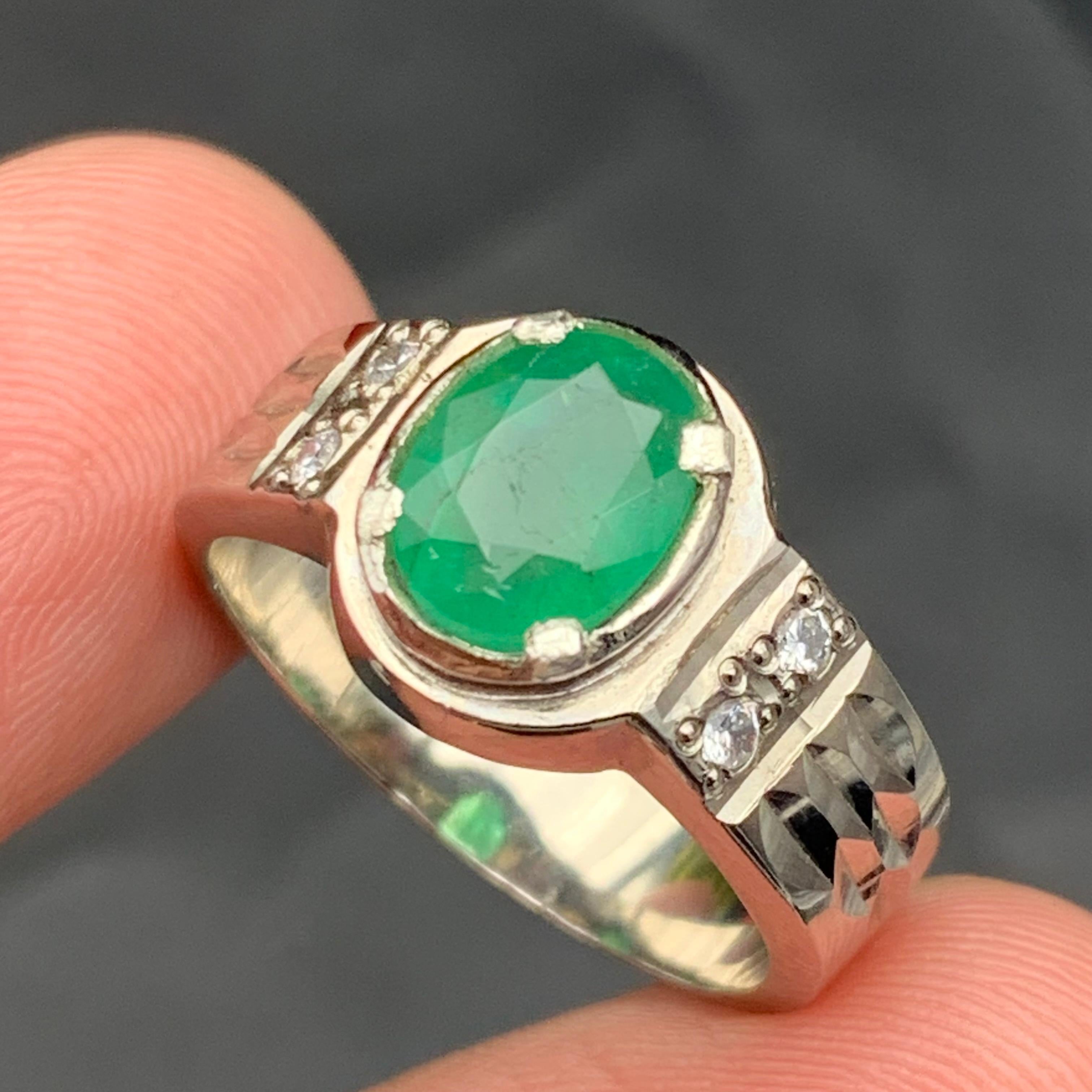 Bague en argent 925 avec émeraude verte ovale naturelle - Fait à la main et plaqué Rhodium en vente 4