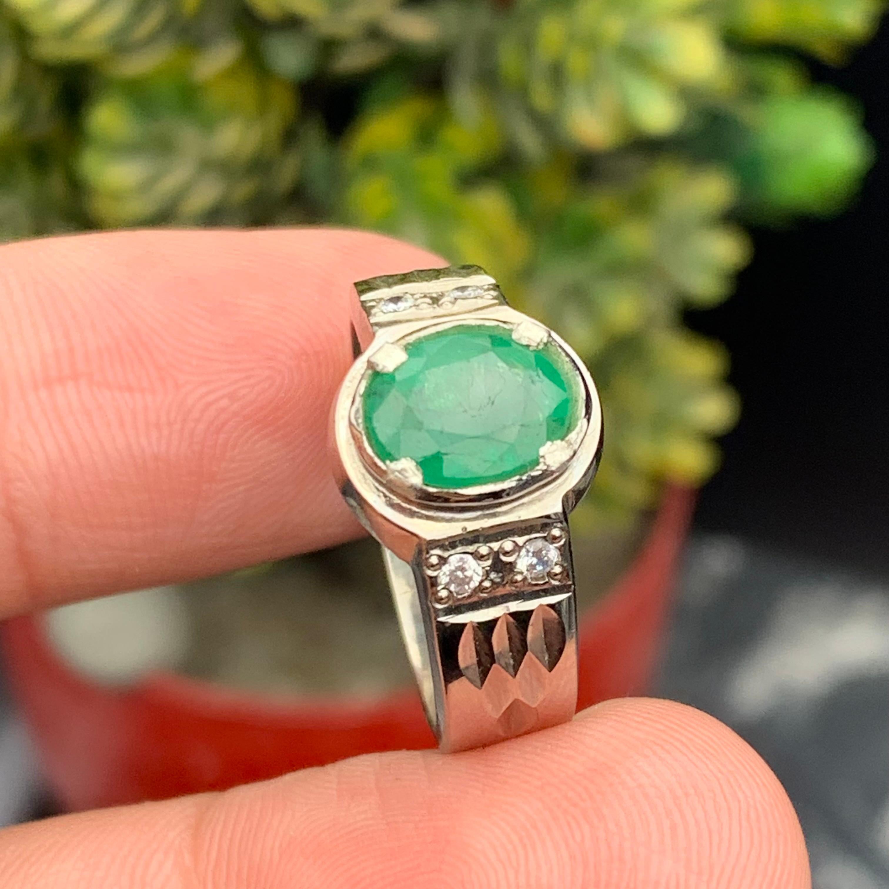 Bague en argent 925 avec émeraude verte ovale naturelle - Fait à la main et plaqué Rhodium en vente 5