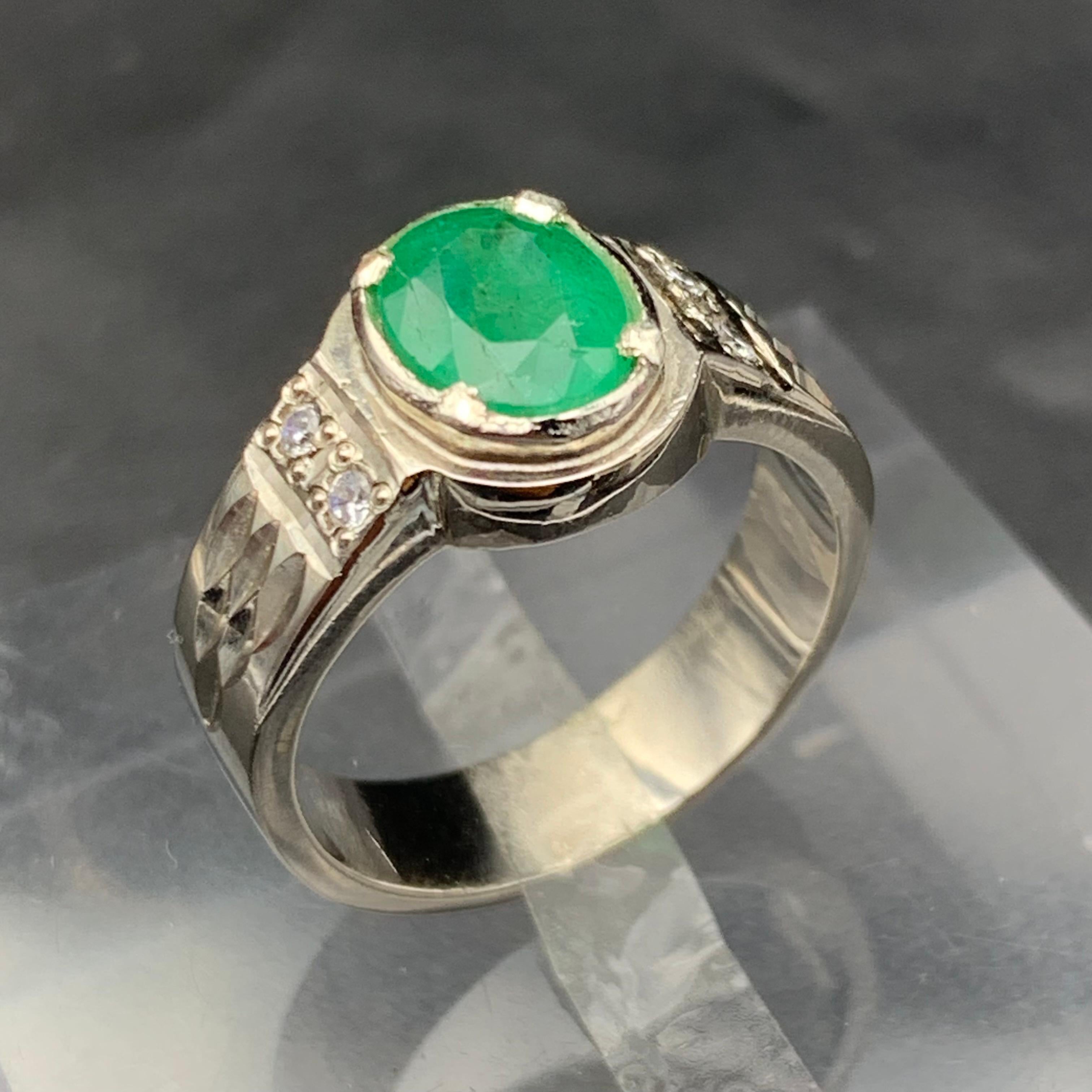 Bague en argent 925 avec émeraude verte ovale naturelle - Fait à la main et plaqué Rhodium en vente 6