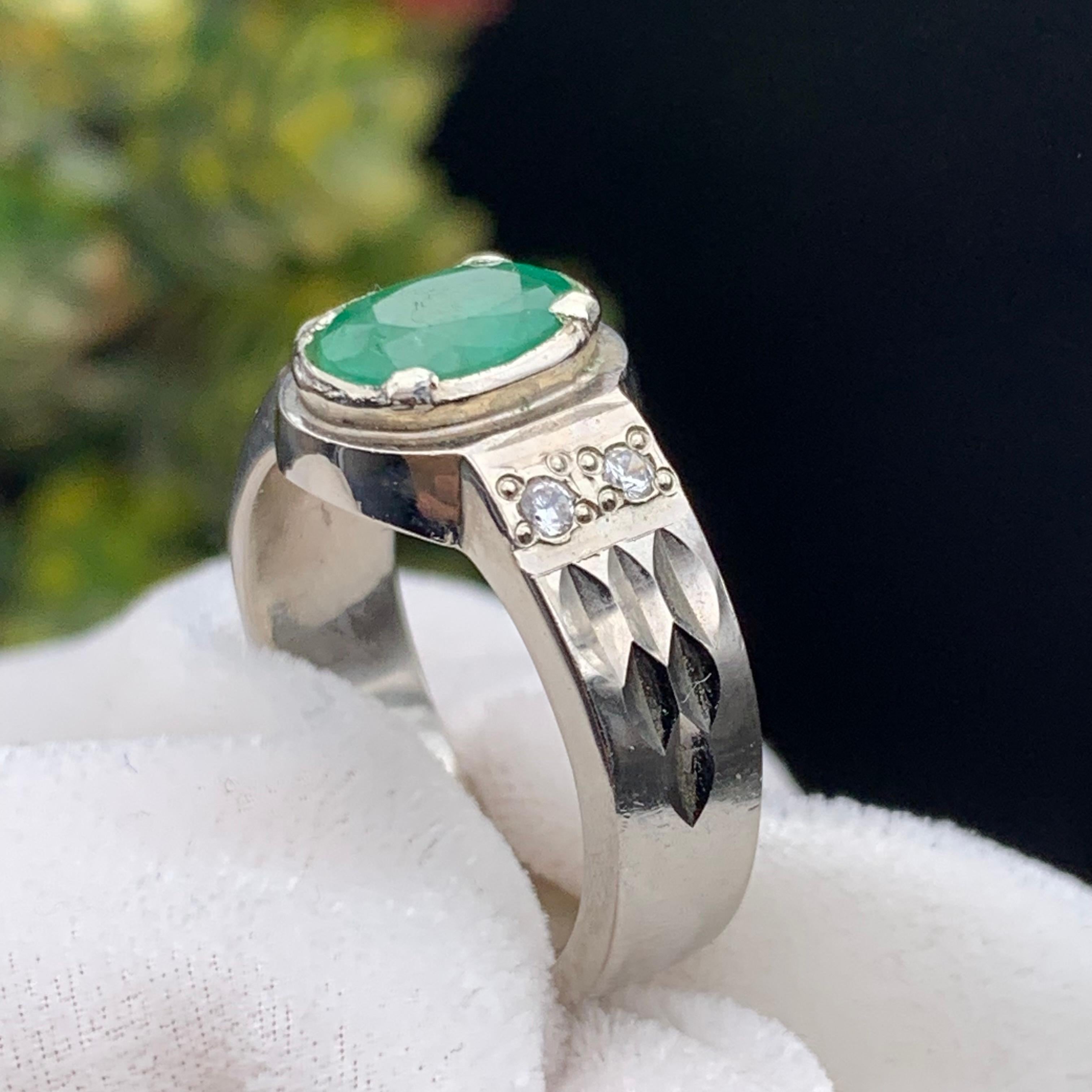 Bague en argent 925 avec émeraude verte ovale naturelle - Fait à la main et plaqué Rhodium en vente 7