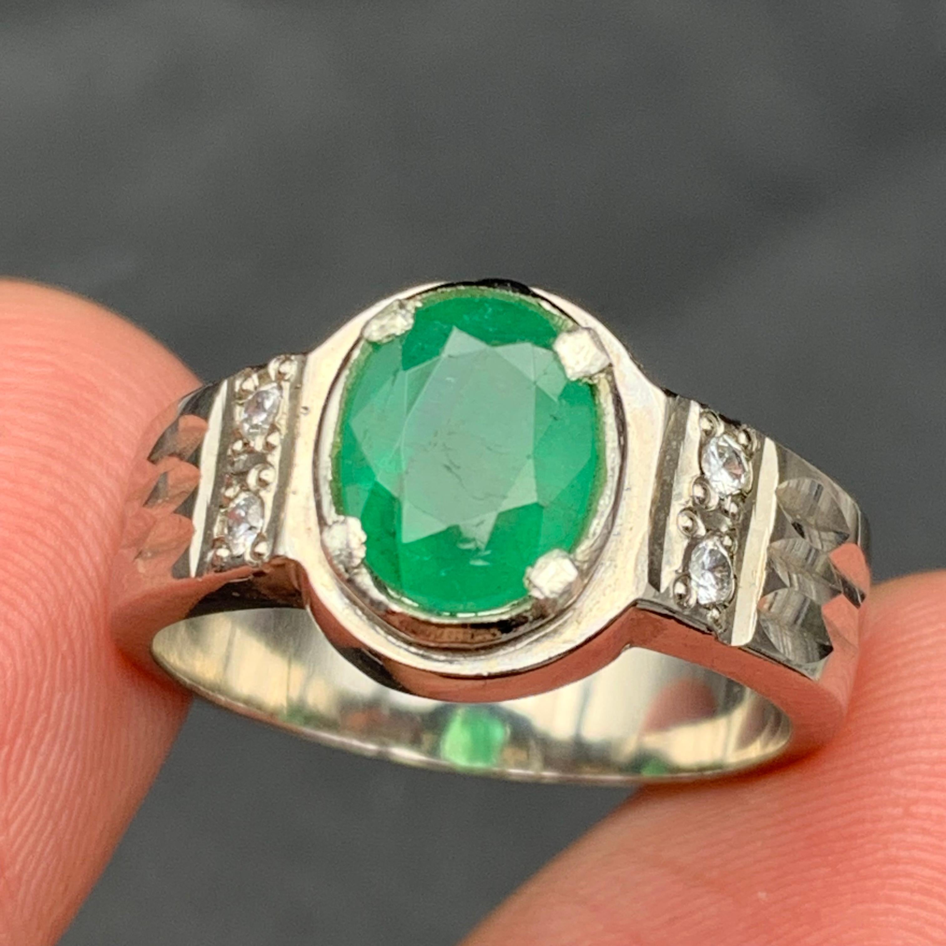 Bague Emeraude Verte Ovale Naturelle en Argent Sterling 925 - Bijoux de Cocktail Vintage Halo fait à la main - Plaqué Rhodium

💎 TYPE DE PIERRE PRÉCIEUSE : Émeraude 
⚖️  Poids de l'anneau : 7,37 grammes
💍  TAILLE DE LA BAGUE : 8.5 US
🪚 FORME ET