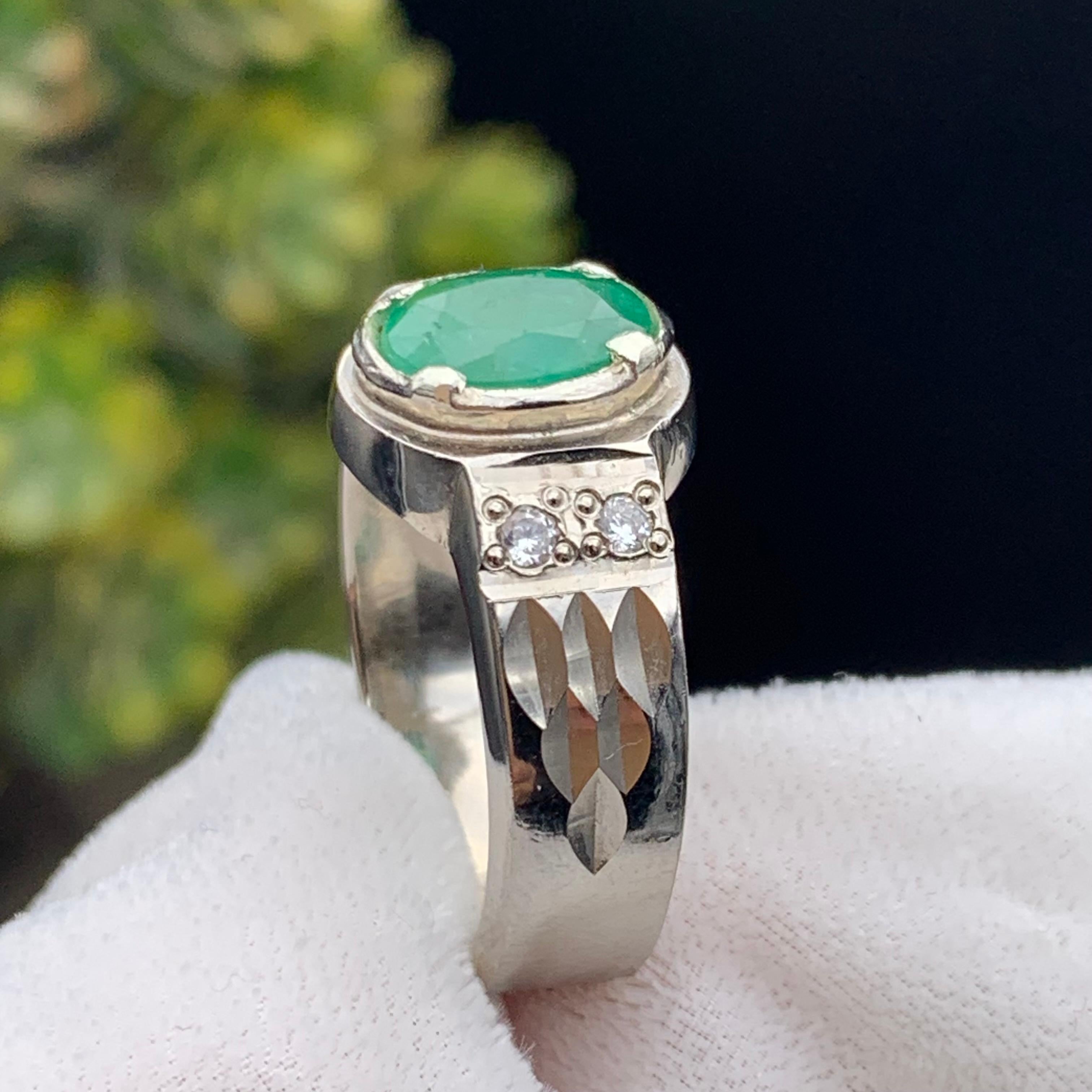 Moderne Bague en argent 925 avec émeraude verte ovale naturelle - Fait à la main et plaqué Rhodium en vente