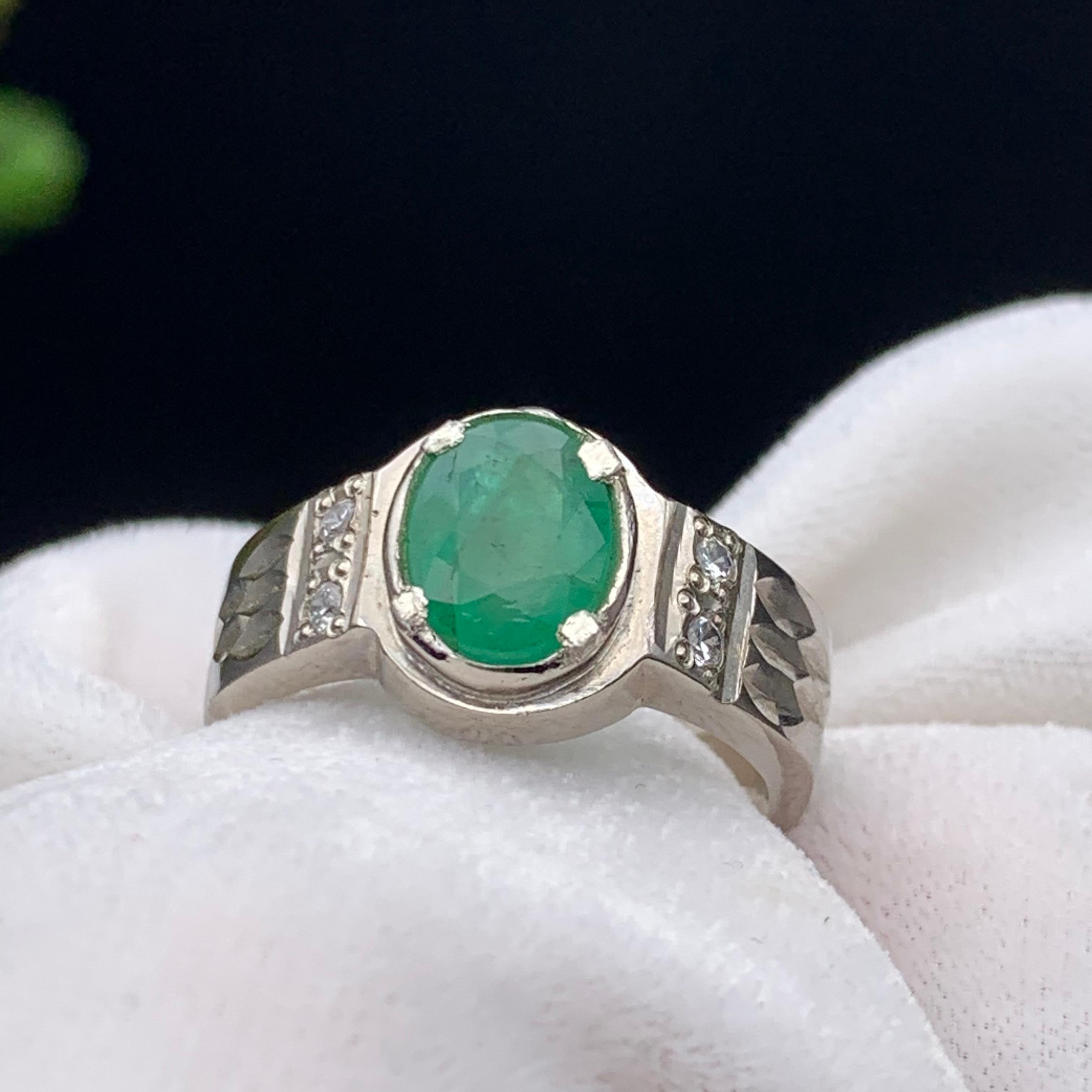 Taille ovale Bague en argent 925 avec émeraude verte ovale naturelle - Fait à la main et plaqué Rhodium en vente