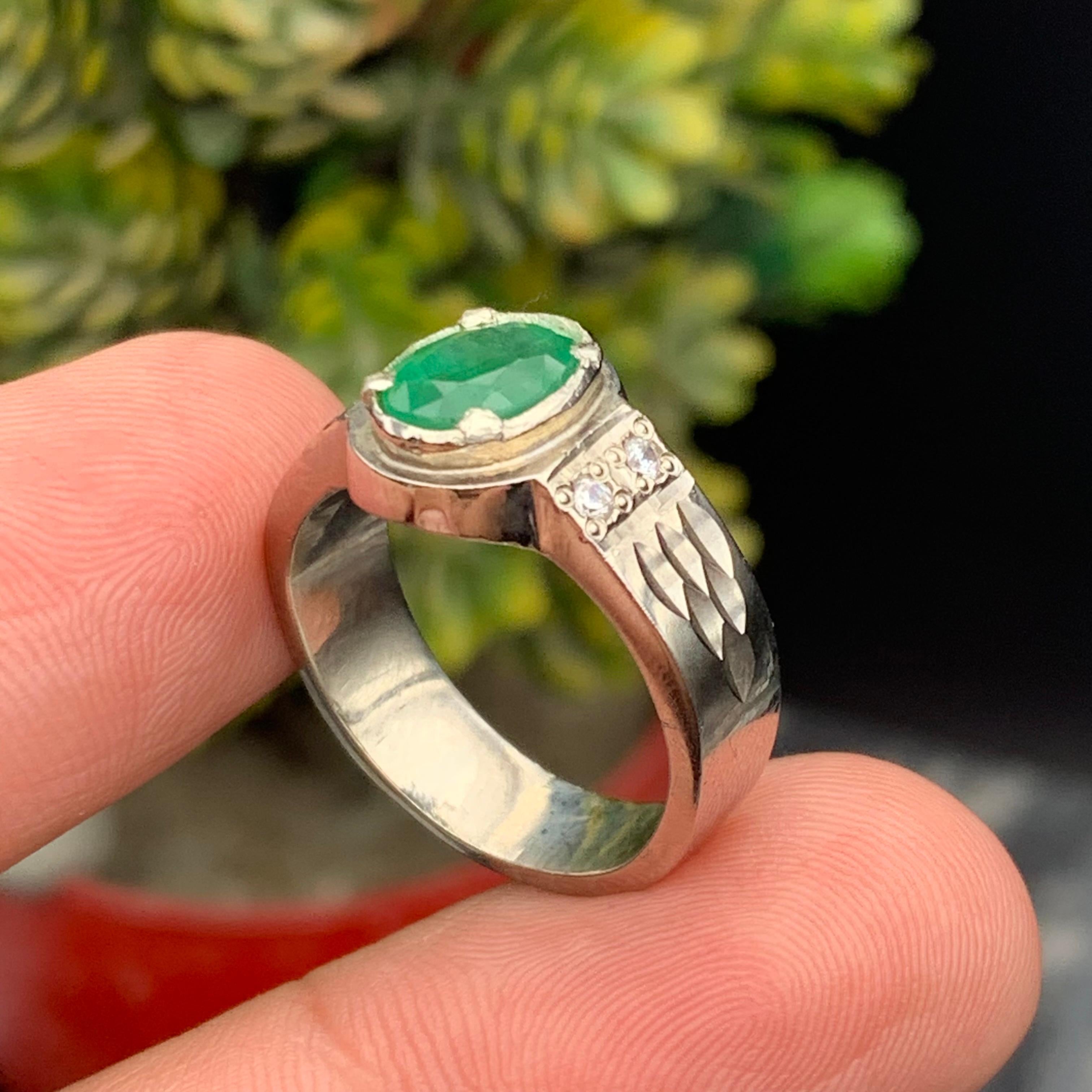 Bague en argent 925 avec émeraude verte ovale naturelle - Fait à la main et plaqué Rhodium Neuf - En vente à Peshawar, PK