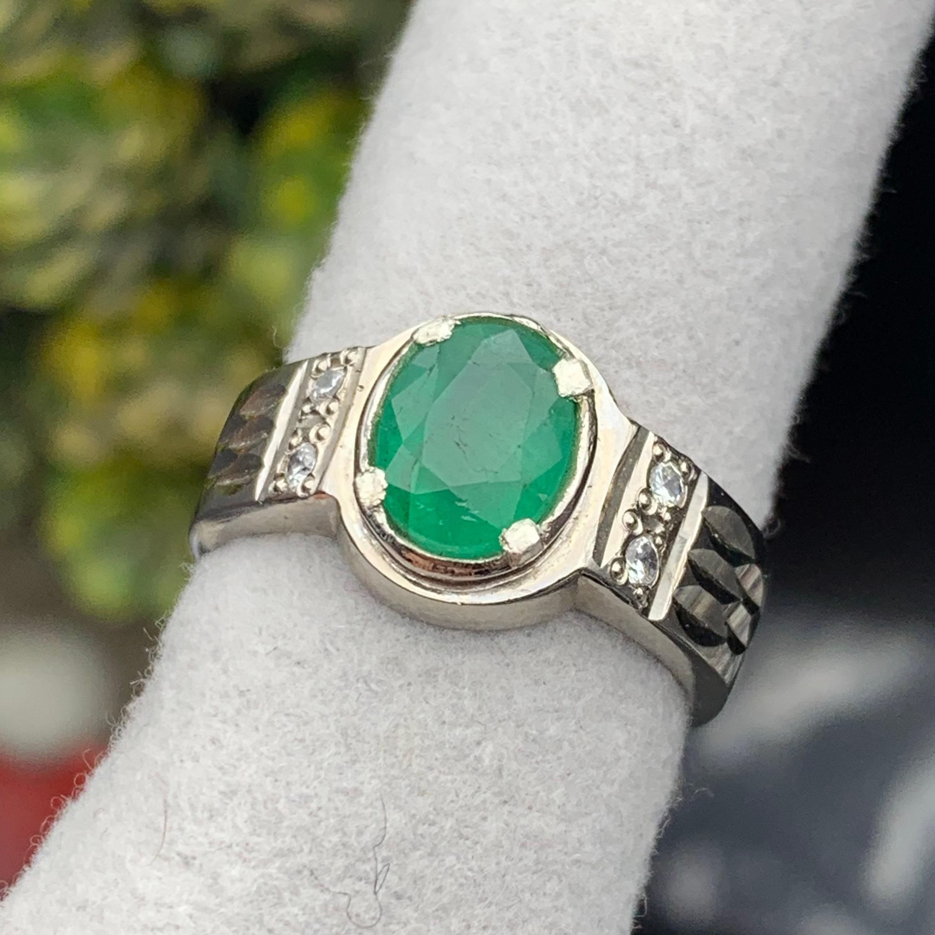 Bague en argent 925 avec émeraude verte ovale naturelle - Fait à la main et plaqué Rhodium en vente 1