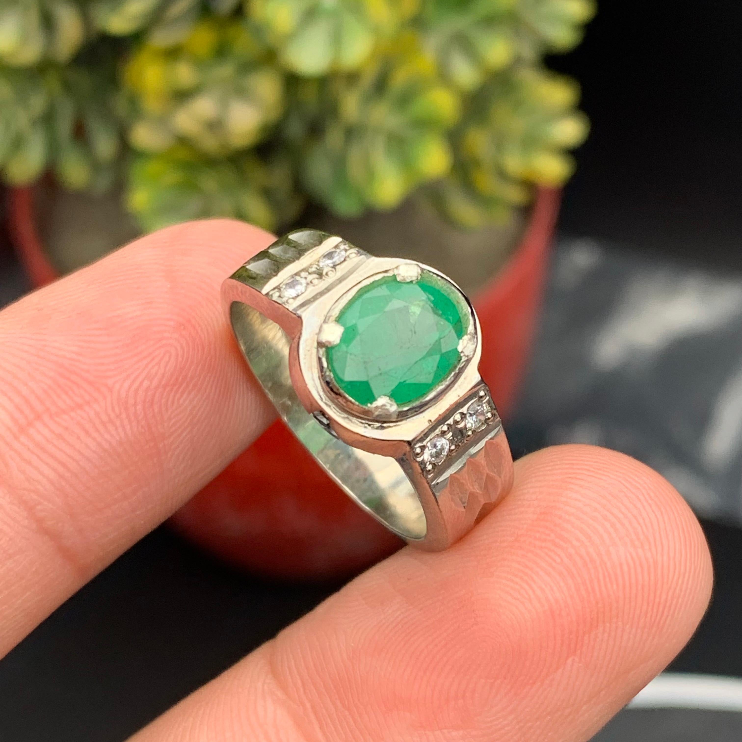 Bague en argent 925 avec émeraude verte ovale naturelle - Fait à la main et plaqué Rhodium en vente 2