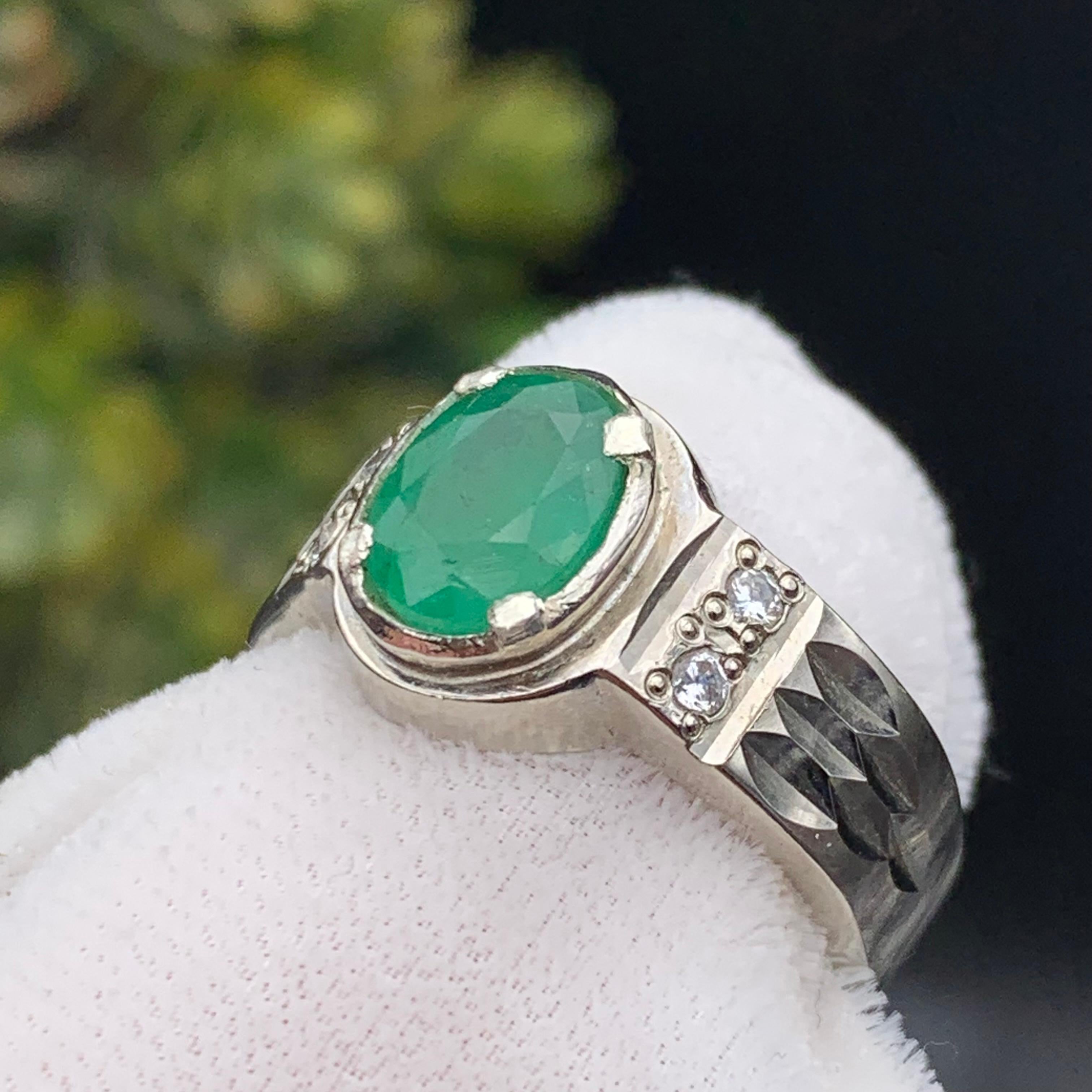 Bague en argent 925 avec émeraude verte ovale naturelle - Fait à la main et plaqué Rhodium en vente 3