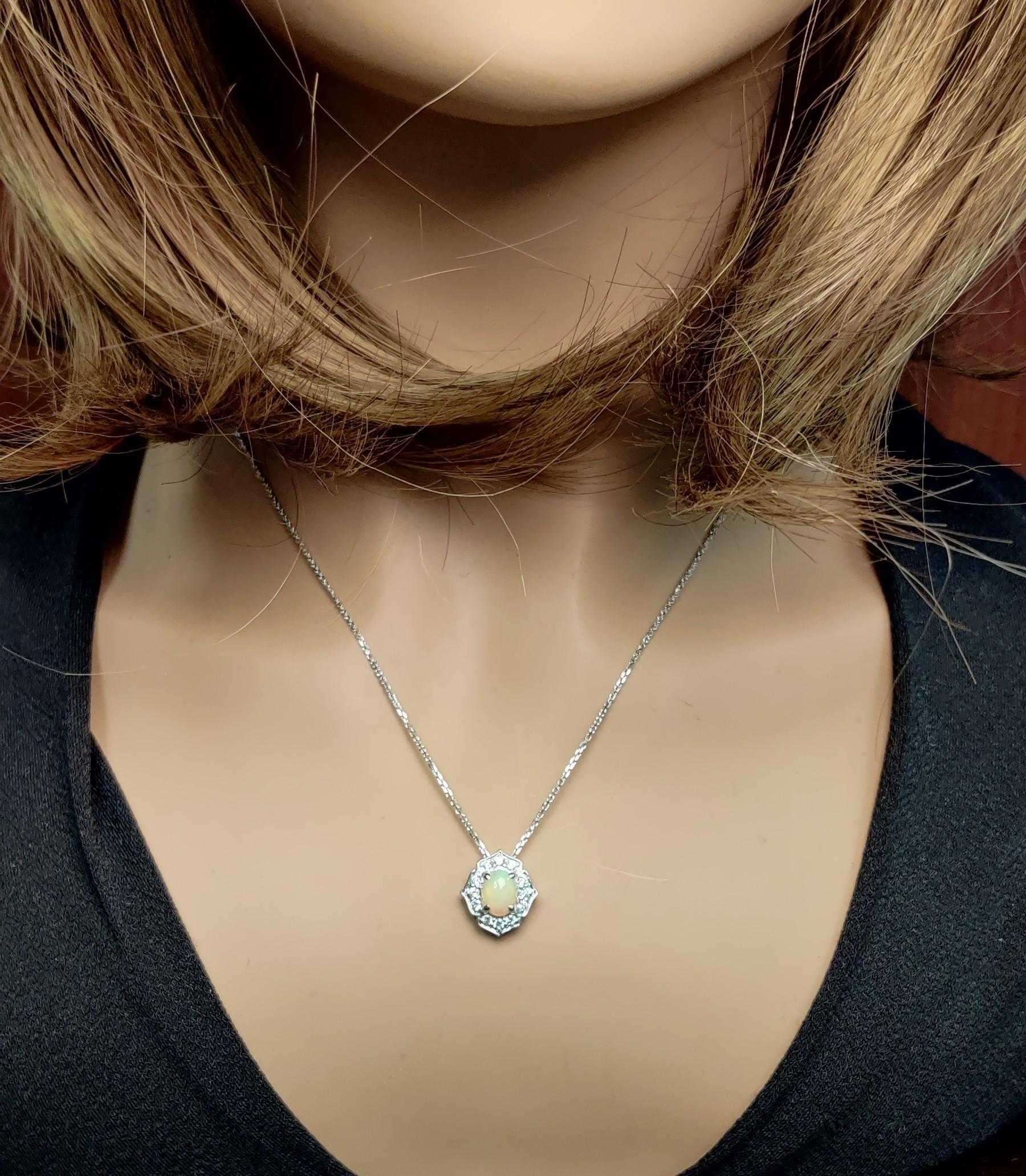 Pendentif en or de 1,14 carat poids total avec opale ovale naturelle et diamant blanc Neuf - En vente à New York, NY