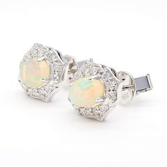 Orecchini a perno in oro bianco con opale ovale naturale e diamante bianco da 1.57 carati TW