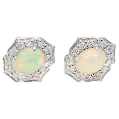 Orecchini a perno in oro bianco con opale ovale naturale e diamante bianco da 1.57 carati TW