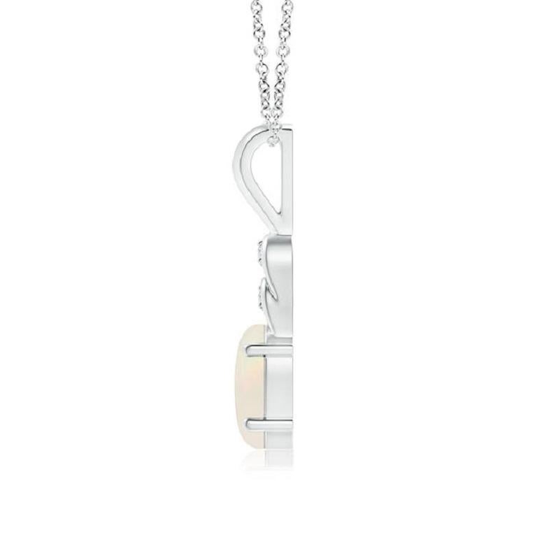 Ein ovaler Opal hängt anmutig von dem Metallbündel aus 14 Karat Weißgold und strahlt einen bemerkenswerten Glanz aus. Die Loops oberhalb des Steins sind mit schimmernden Diamantakzenten verziert, die die Schönheit dieses klassischen Opalanhängers