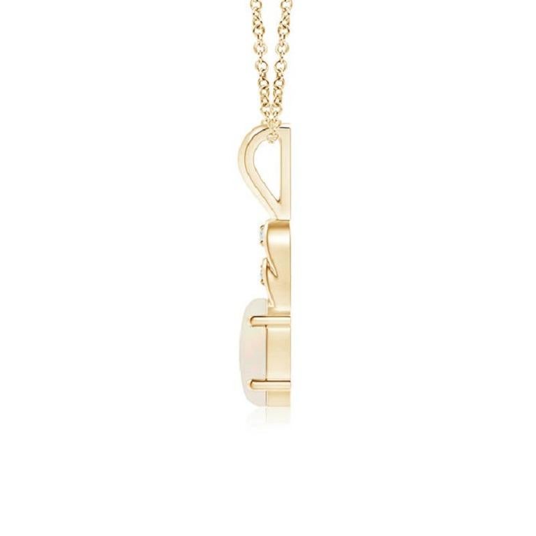 Une opale ovale est suspendue gracieusement à la balle en métal d'or jaune 18 carats, dont l'éclat est remarquable. Les boucles au-dessus de la pierre sont ornées de diamants scintillants qui rehaussent la beauté de ce pendentif classique en opale.