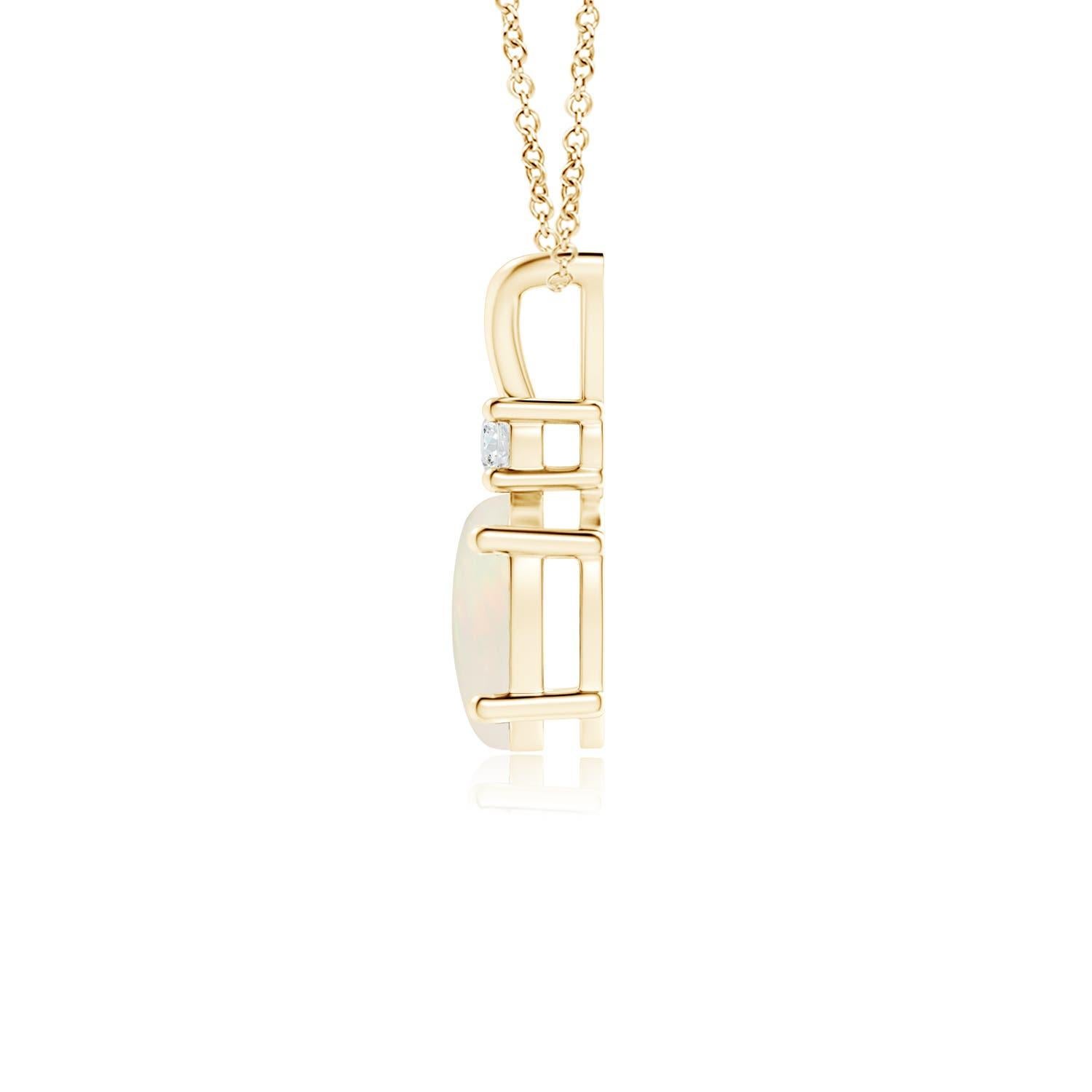 La magnifique opale ovale sertie est surmontée d'un diamant étincelant. Ce pendentif classique et élégant avec une balle en V est réalisé en or jaune 18 carats. Disponible en différents poids de carats. 

L'opale est la pierre de naissance du mois