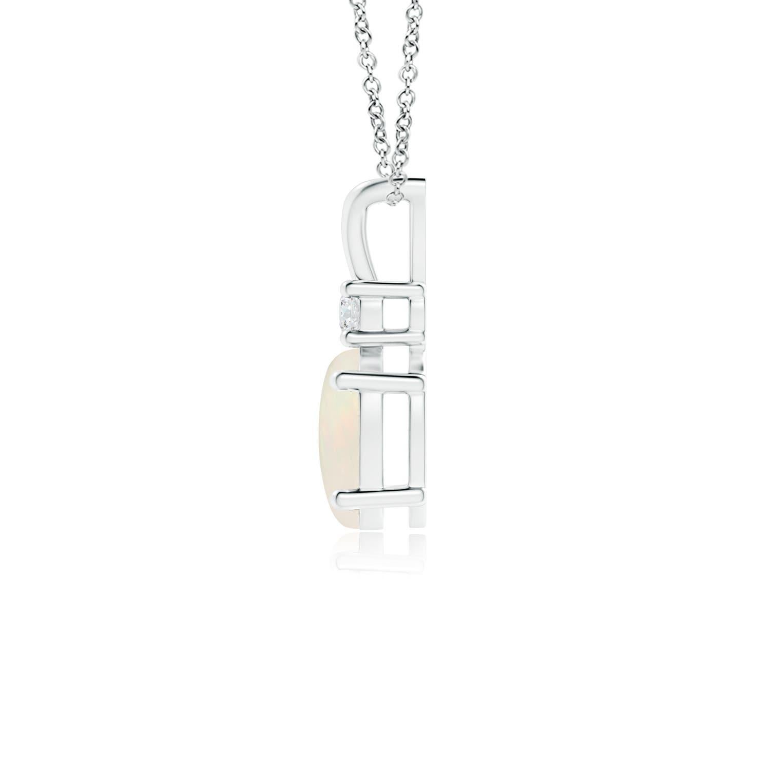 Il bellissimo opale ovale incastonato è sormontato da un diamante scintillante. Questo classico ed elegante ciondolo con balla a V è realizzato in platino. Disponibile in diversi pesi di caratura. 

L'opale è la pietra di nascita del mese di ottobre