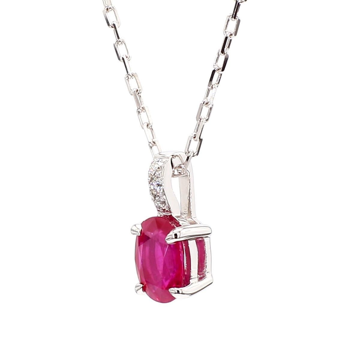 Le magnifique pendentif en rubis de Raregemworld. Monté dans une belle monture en or blanc 18 carats avec un rubis rouge naturel de taille ovale. Le rubis est entouré d'une melee de diamants blancs de taille ronde naturelle. Ce pendentif est garanti