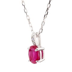 Ciondolo a goccia in oro con rubino rosso ovale naturale e diamante bianco da 0.92 carati TW