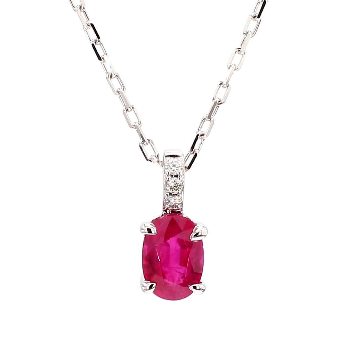 Contemporain Pendentif en or avec pendentif ovale naturel en rubis rouge et diamant blanc de 0.92 carat TW en vente