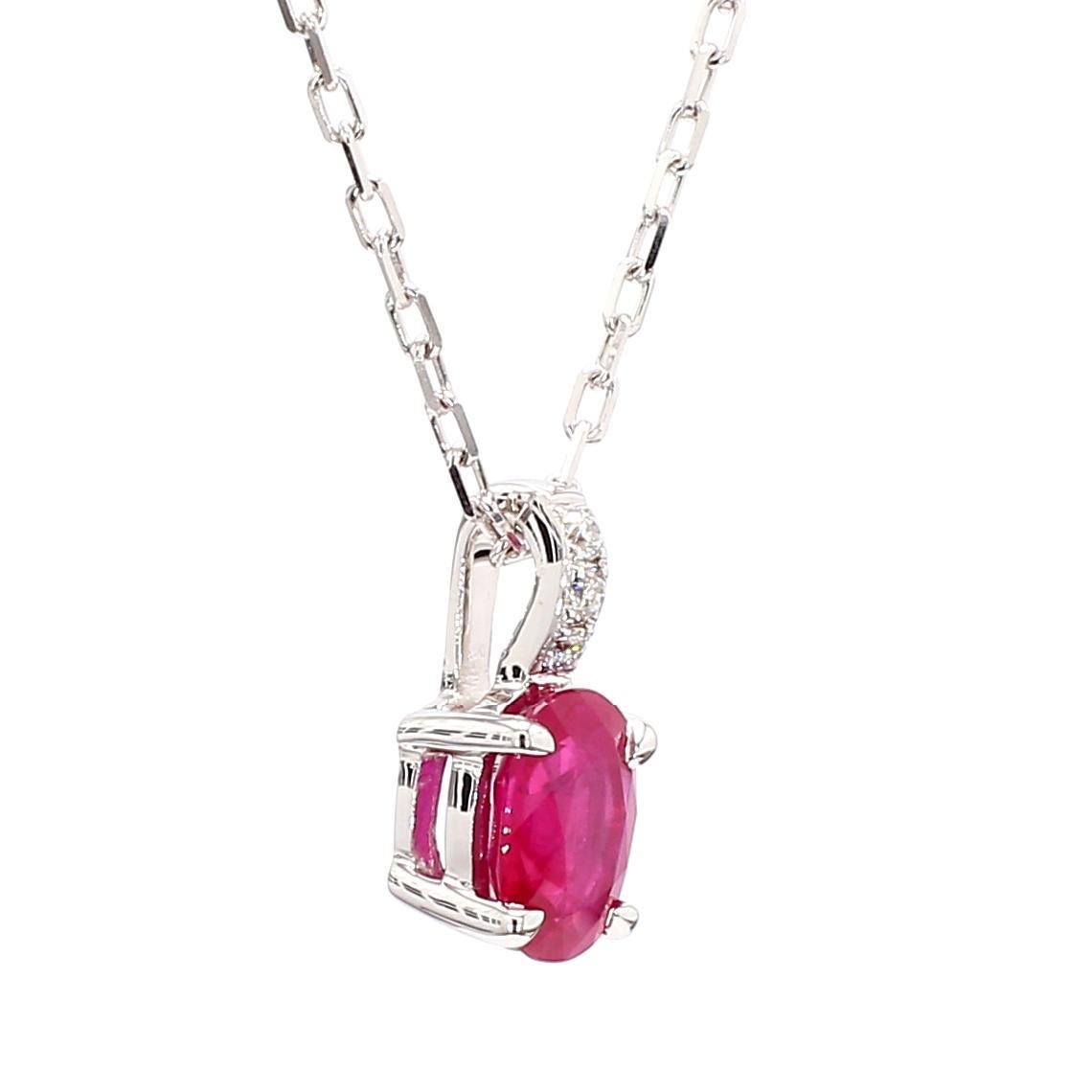 Taille ovale Pendentif en or avec pendentif ovale naturel en rubis rouge et diamant blanc de 0.92 carat TW en vente