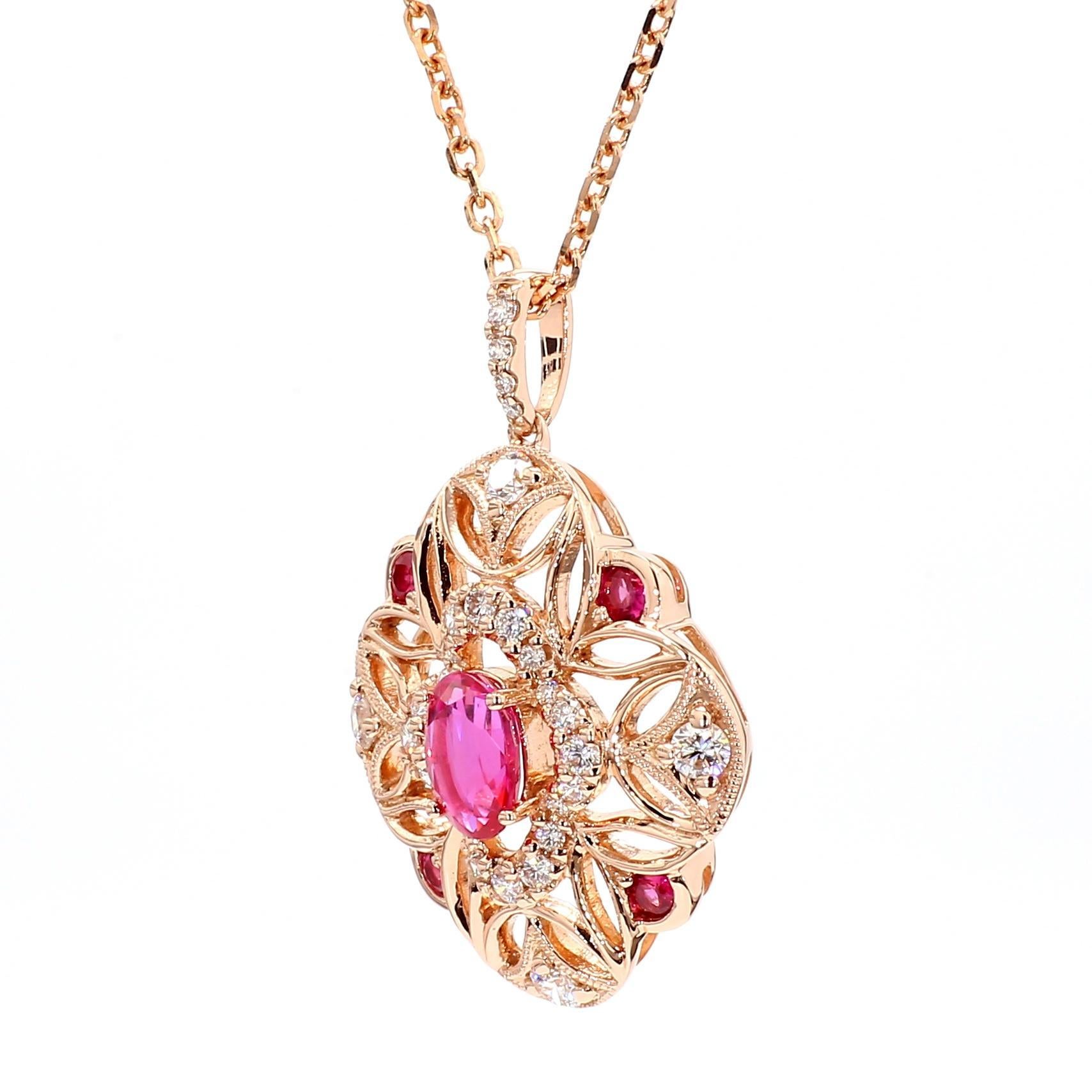 Colgante de rubí clásico de RareGemWorld. Montada en un precioso engaste de oro rosa de 14 quilates con un rubí rojo natural de talla oval. El rubí está rodeado de rubíes rojos naturales de talla redonda y melee de diamantes blancos naturales de