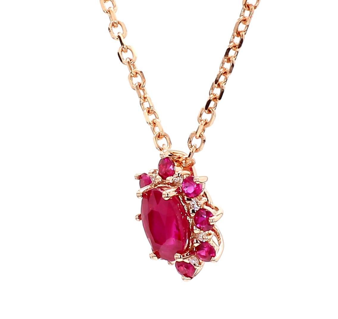 Pendentif classique en rubis de Raregemworld. Monté dans une belle monture en or rose 14 carats avec un rubis rouge naturel de taille ovale. Le rubis est entouré de rubis rouges de taille ronde naturelle et d'une mêlée de diamants blancs de taille
