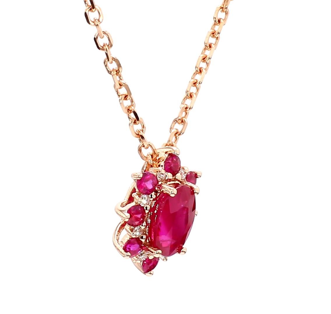 Taille ovale Pendentif en or rose orné d'un rubis rouge ovale naturel et d'un diamant blanc de 0,83 carat TW en vente