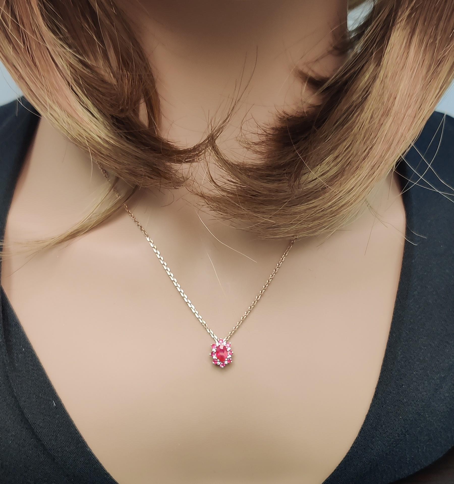 Pendentif en or rose orné d'un rubis rouge ovale naturel et d'un diamant blanc de 0,83 carat TW Neuf - En vente à New York, NY