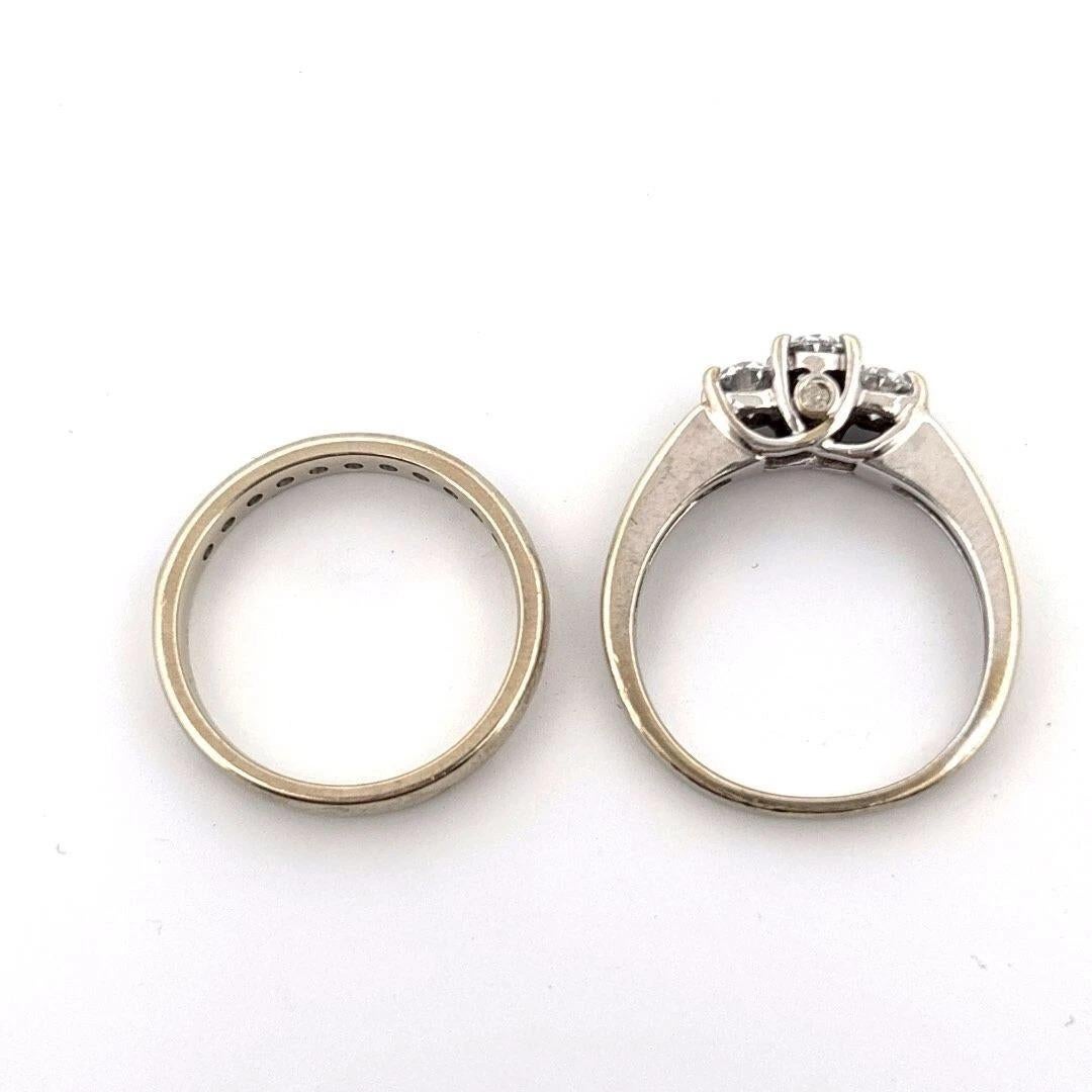 Natural Oval & Round Diamond Three-Stone Channel Wedding Set 1.25CTW 14K White Gold – Size 7

Condition: Pre-owned – Excellent (Note: Needs rhodium plating for brightness refresh)

Elegant 14K white gold bridal set featuring a three-stone engagement