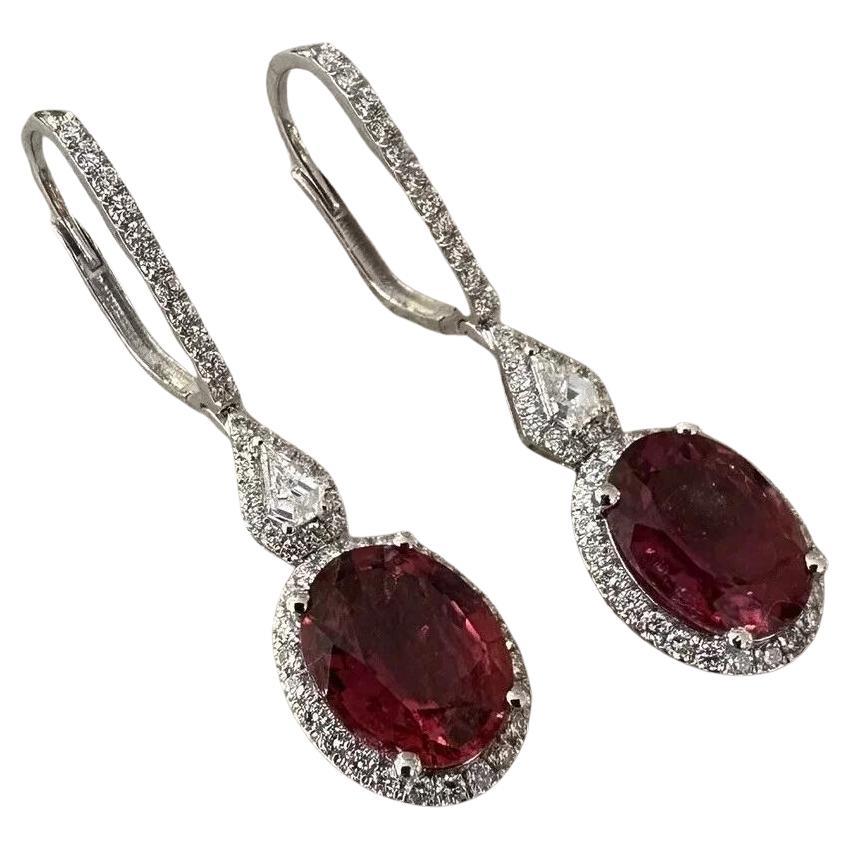 Pendientes de Gota de Rubelita Oval Natural y Diamante en Oro Blanco de 18k