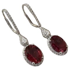 Pendientes de Gota de Rubelita Oval Natural y Diamante en Oro Blanco de 18k
