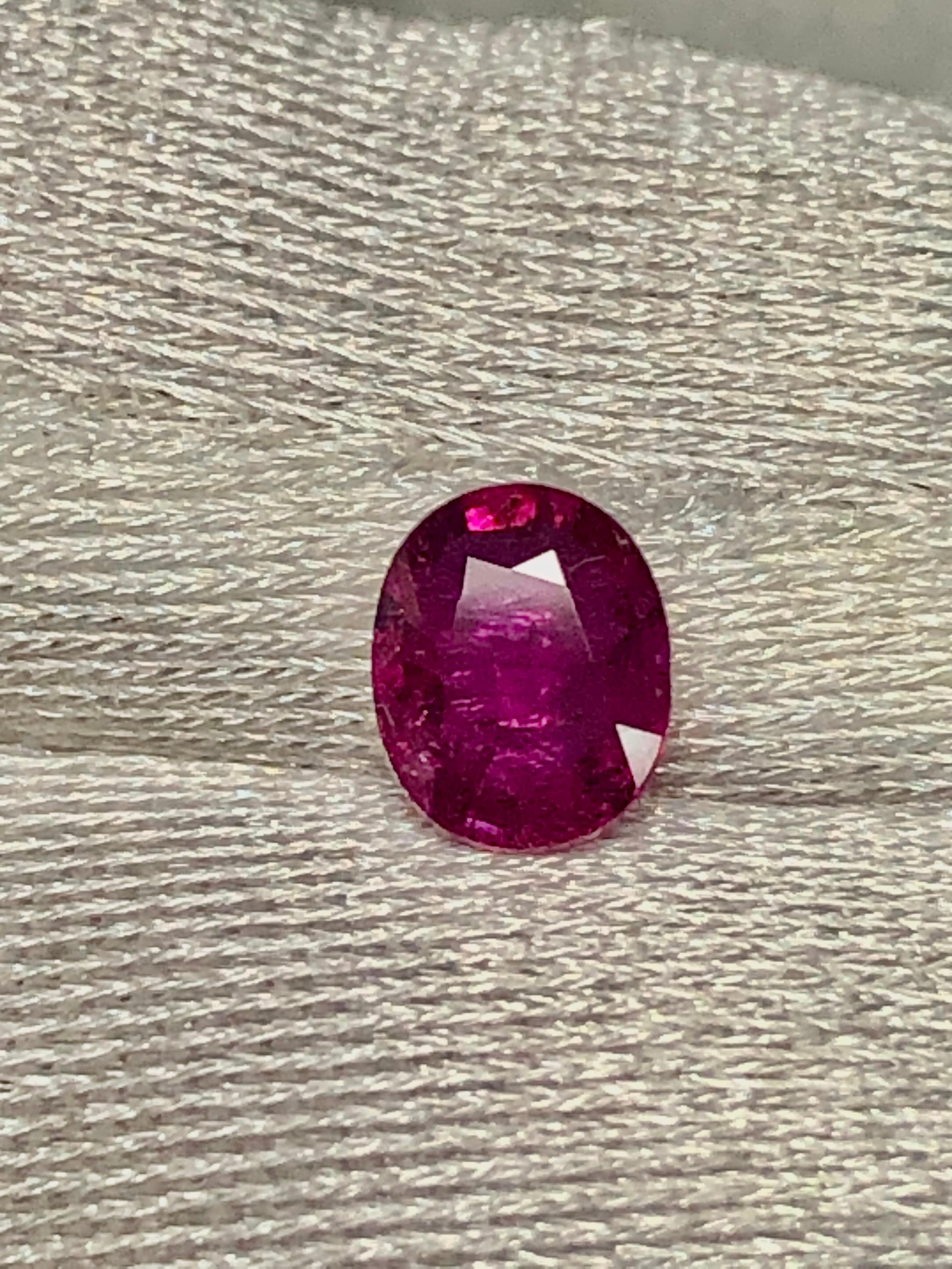 Taille ovale Bague de fiançailles rubis ovale naturel et diamant or jaune 18k en vente