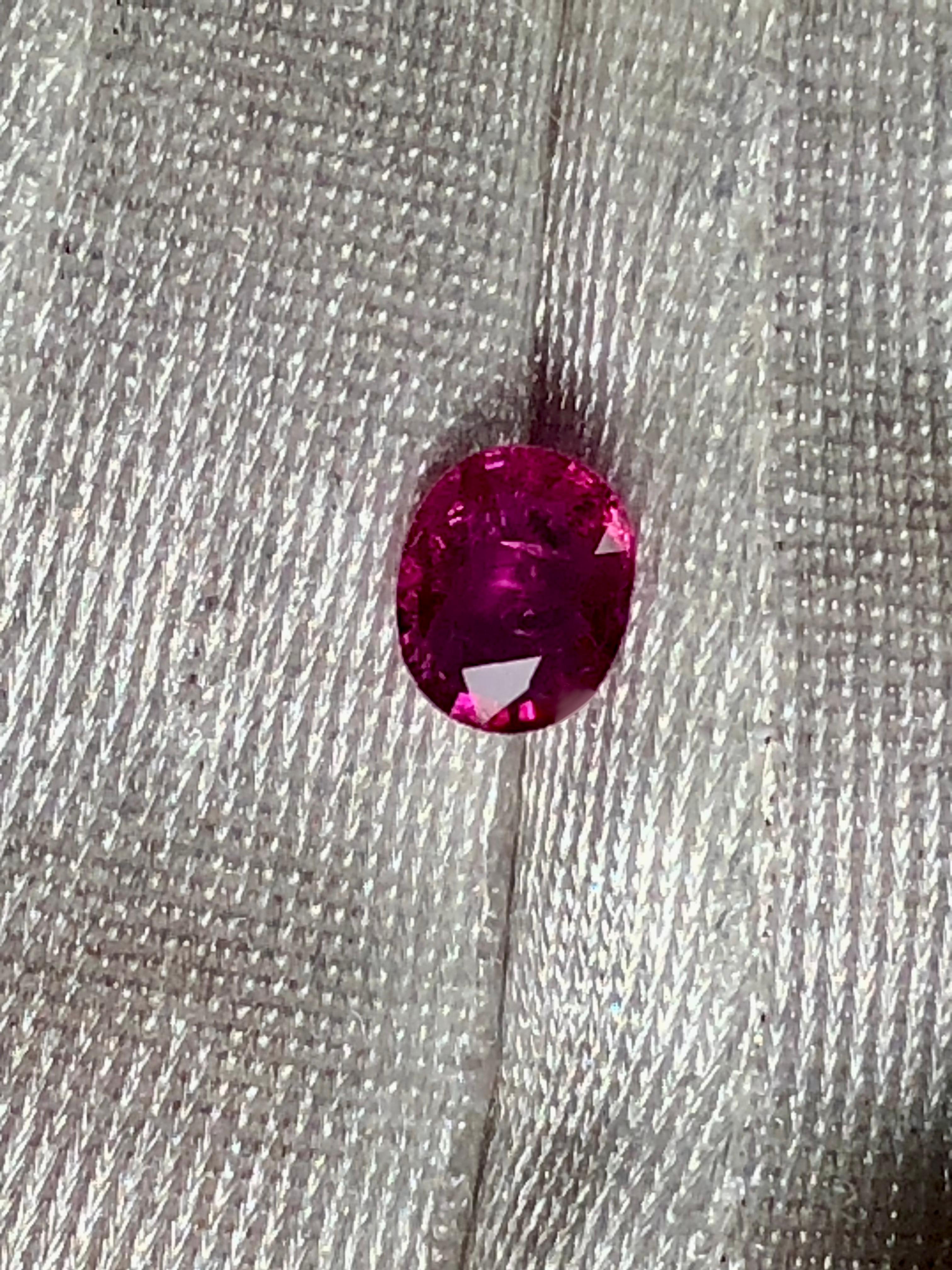 Bague de fiançailles rubis ovale naturel et diamant or jaune 18k en vente 1