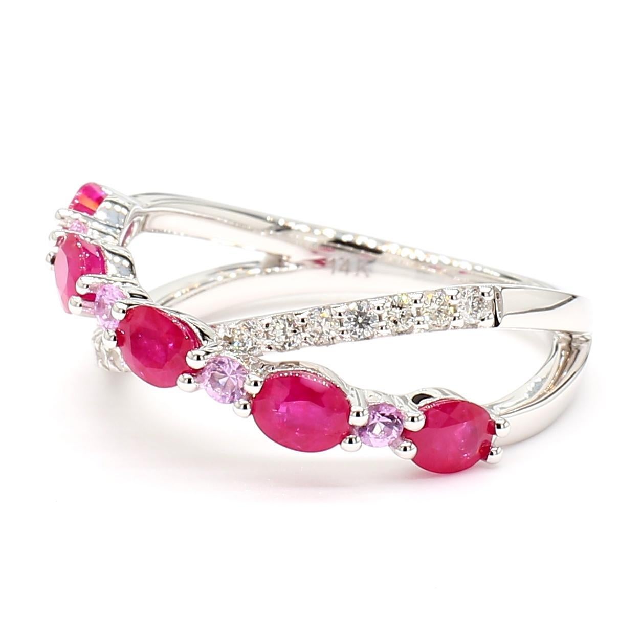 RareGemWorlds schönes Rubin-Cocktailband. Montiert in einem schönen 14K Weißgold Fassung mit einem natürlichen oval geschliffenen roten Rubinen ergänzt durch natürliche runde geschliffene rosa Saphire und natürliche runde weiße Diamanten Nahkampf.