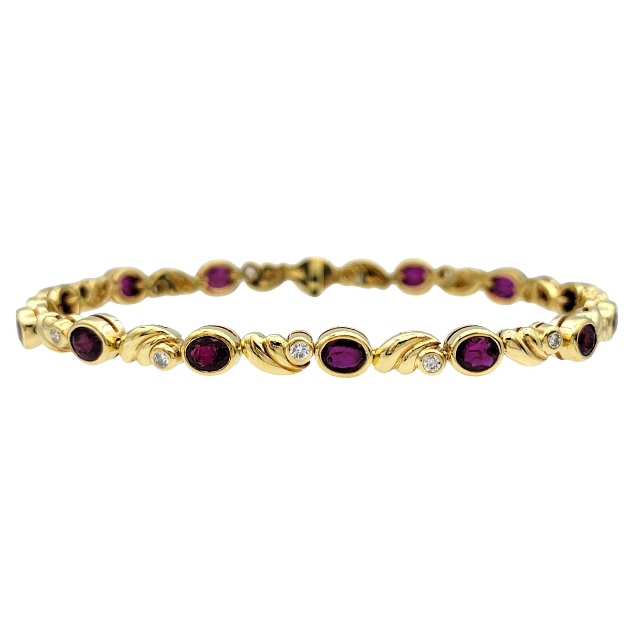 Ce bracelet aux lignes vibrantes présente un motif classique alternant de riches rubis rouges et des diamants étincelants, le tout serti dans de l'or jaune 18 carats. Quatorze rubis de forme ovale, chacun serti dans des montures en or lisse, forment