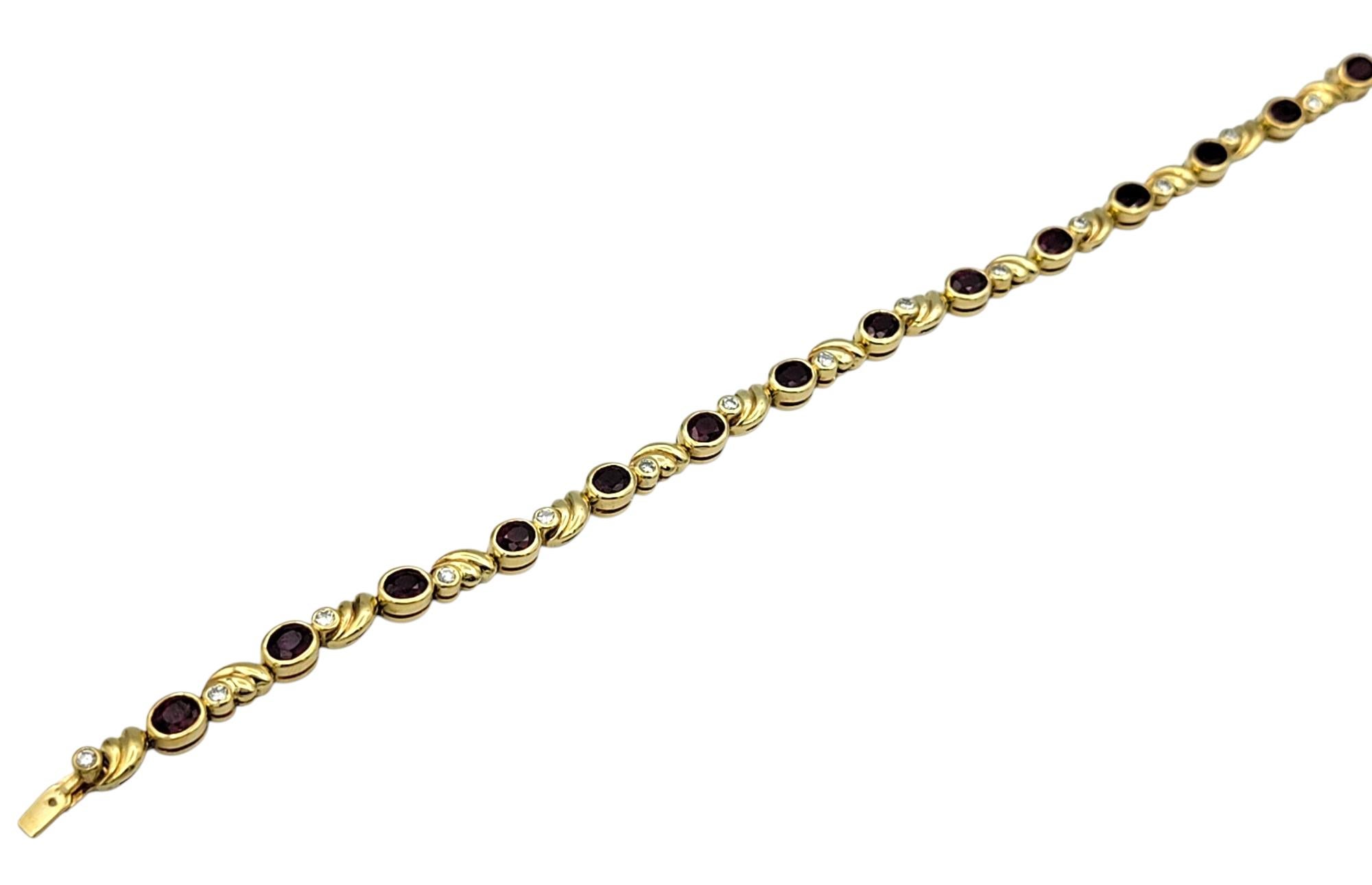 Contemporain Bracelet ligne en or jaune 18 carats, rubis ovale naturel et diamants ronds en vente
