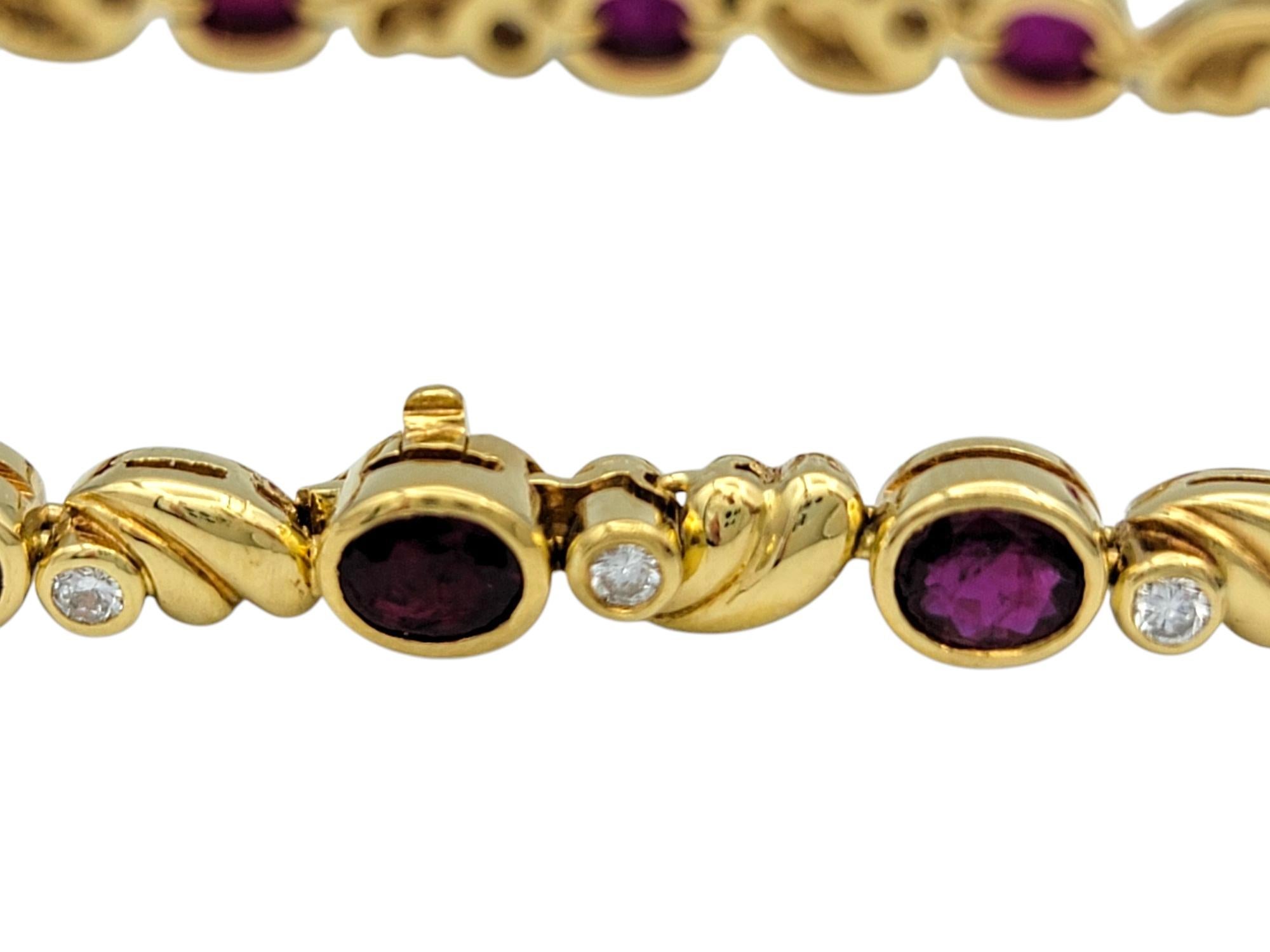 Taille ovale Bracelet ligne en or jaune 18 carats, rubis ovale naturel et diamants ronds en vente