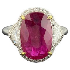 Anillo de cóctel llamativo con rubí ovalado natural y diamantes en oro blanco de 18 quilates