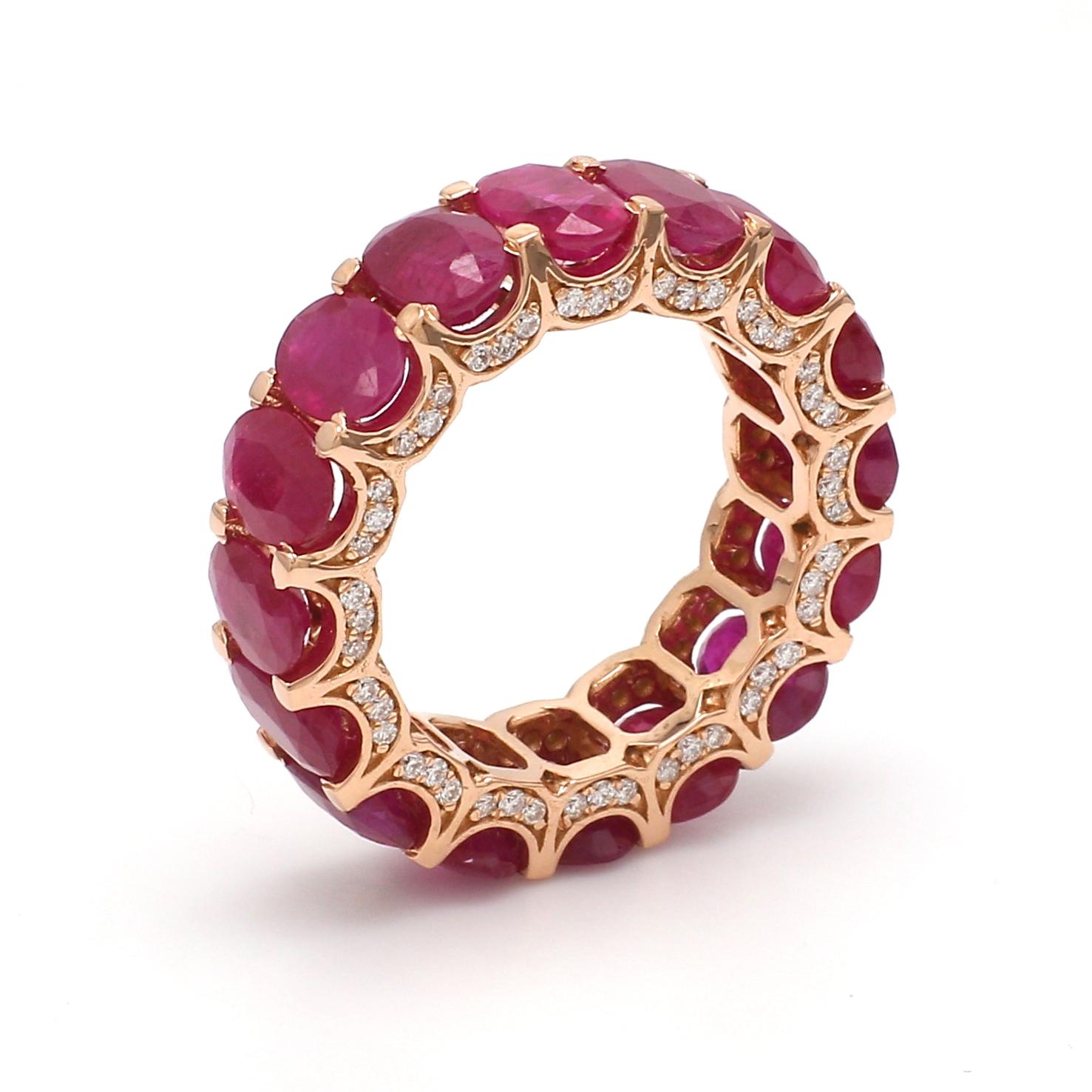 En vente :  Bague jonc en or rose 18 carats avec rubis ovale naturel pavé de diamants et pierres précieuses 2